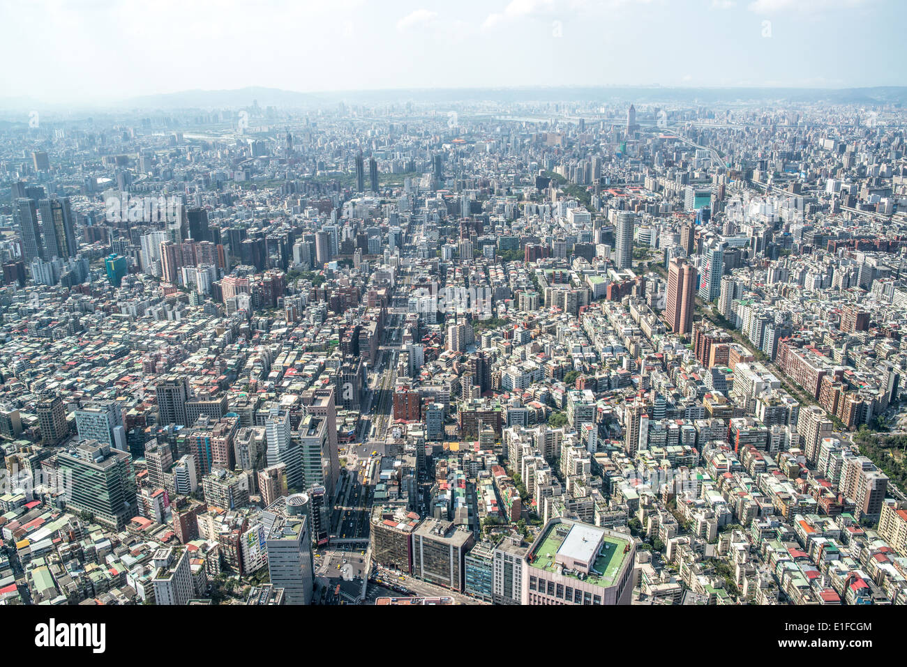 La ville dense grille de Taipei, Taïwan s'étend loin dans la distance comme vu à partir de la 98e étage de Taipei 101. Banque D'Images