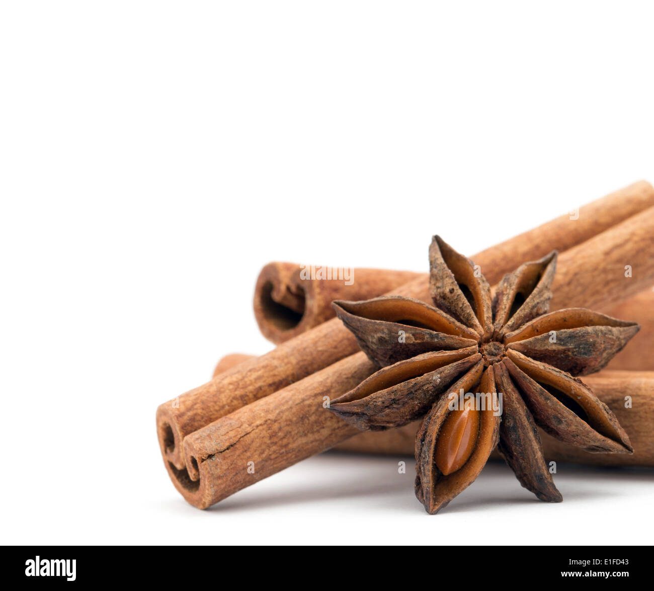 Girofle, l'anis et la cannelle isolé sur fond blanc Banque D'Images