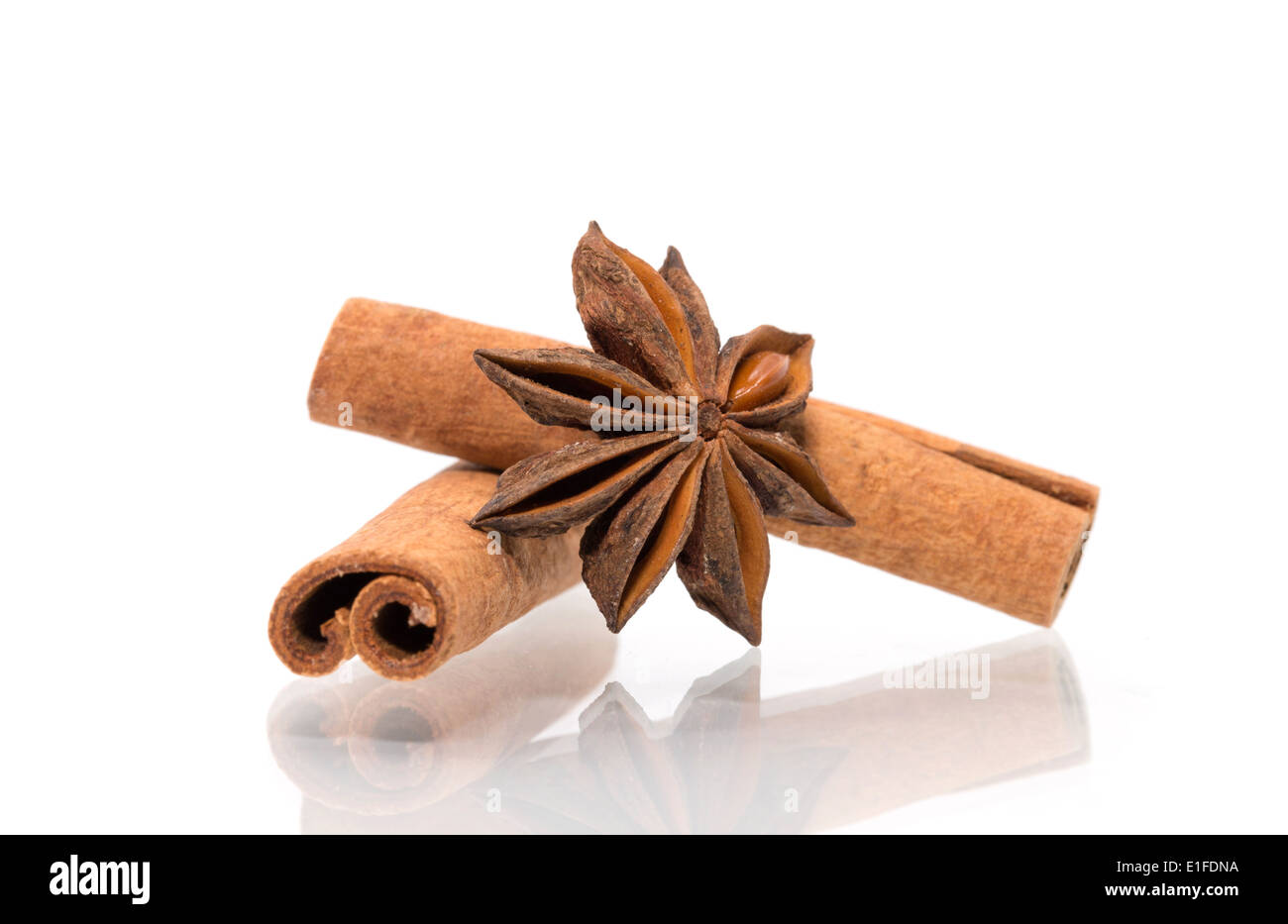 L'anis et la cannelle isolé sur fond blanc Banque D'Images