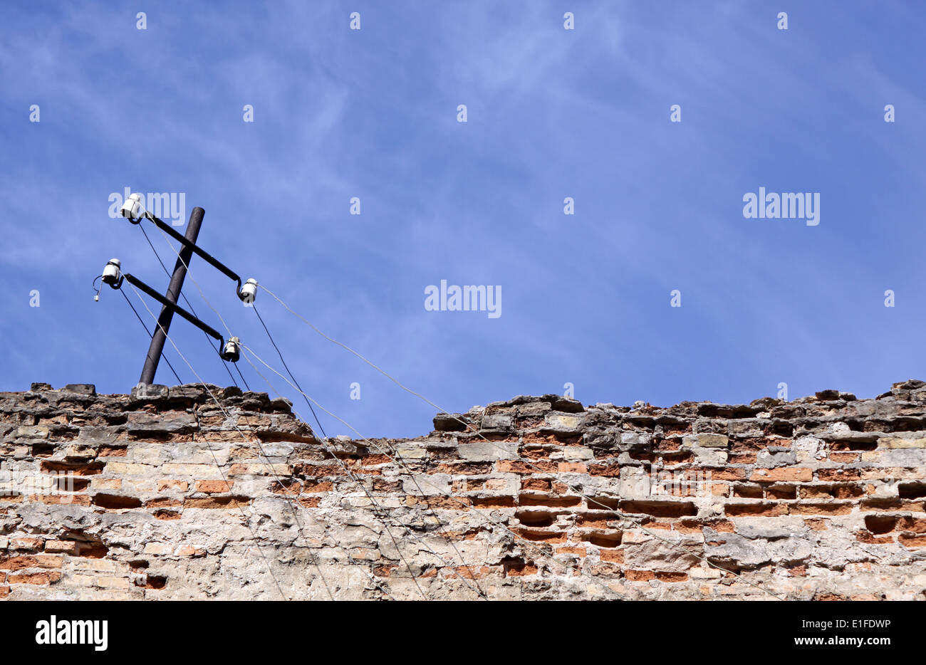 Poteau de téléphone s'effondre sur le mur de brique avec beaucoup d'espace de copie Banque D'Images