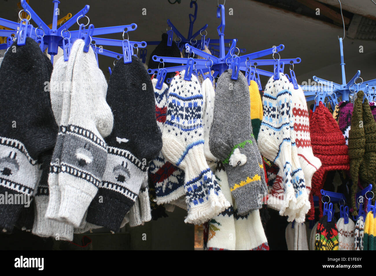 Chaussettes tissés colorés la pendaison pour vendre sur le marché Banque D'Images
