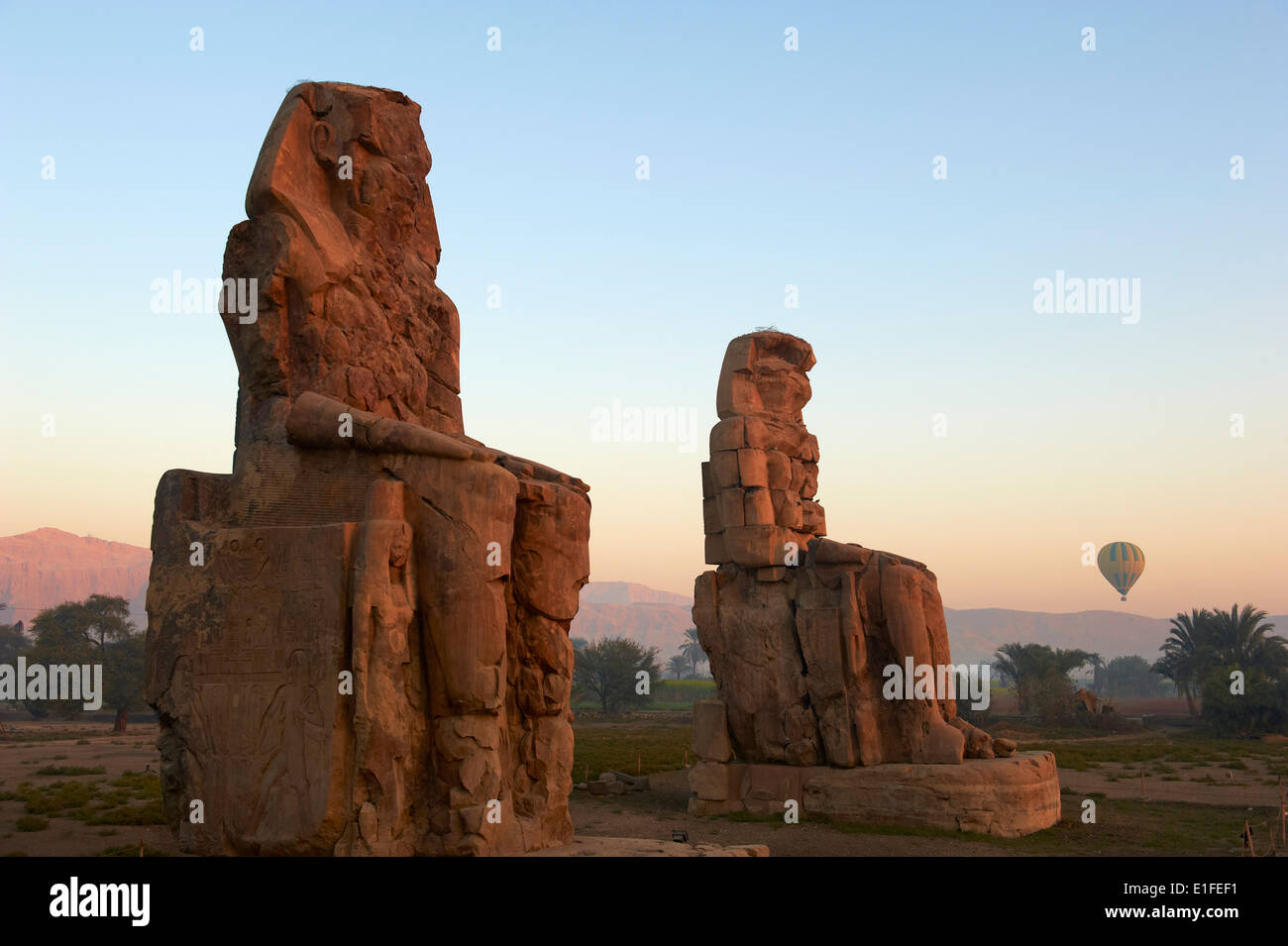 Colosses de Memnon, sculpté pour représenter la xviiième dynastie pharaon Aménophis III, rive ouest du Nil, à Thèbes, Egypte Banque D'Images