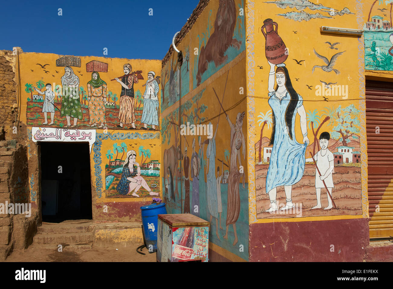 Égypte, vallée du Nil, Louxor, Thèbes, rive ouest du Nil, la peinture à Gourna village Banque D'Images