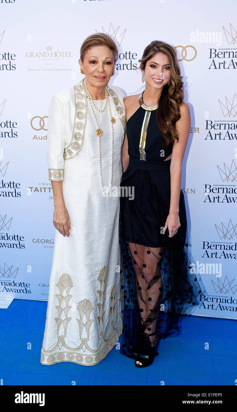 Ex-Impératrice Farah Diba-Pahlavi persane (L) et sa petite-fille La  Princesse Noor d'Iran arrivent pour le Bernadotte Art Awards 2014 au Grand  Hôtel de Stockholm, 02 juin 2014. Photo : Albert Nieboer/ /afp -