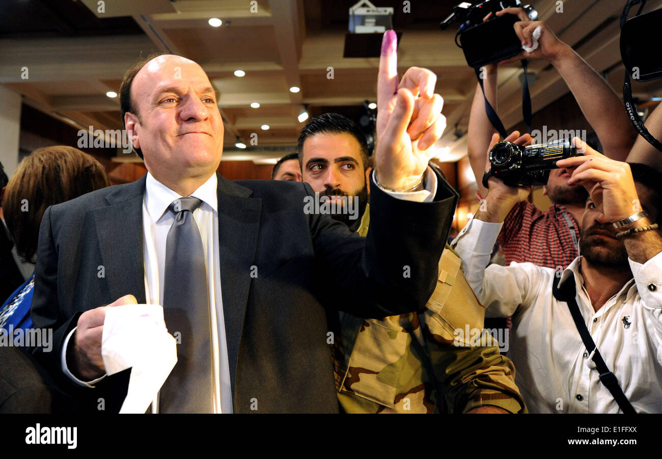 Damas, Syrie. 3 juin, 2014. Hassan Abdallah al-Nuri(L), l'un des trois candidats à la présidence syrienne, montre ses doigts tachés d'encre après avoir voté à un bureau de scrutin à Damas, en Syrie, le 3 juin 2014. Credit : Zhang Naijie/Xinhua/Alamy Live News Banque D'Images