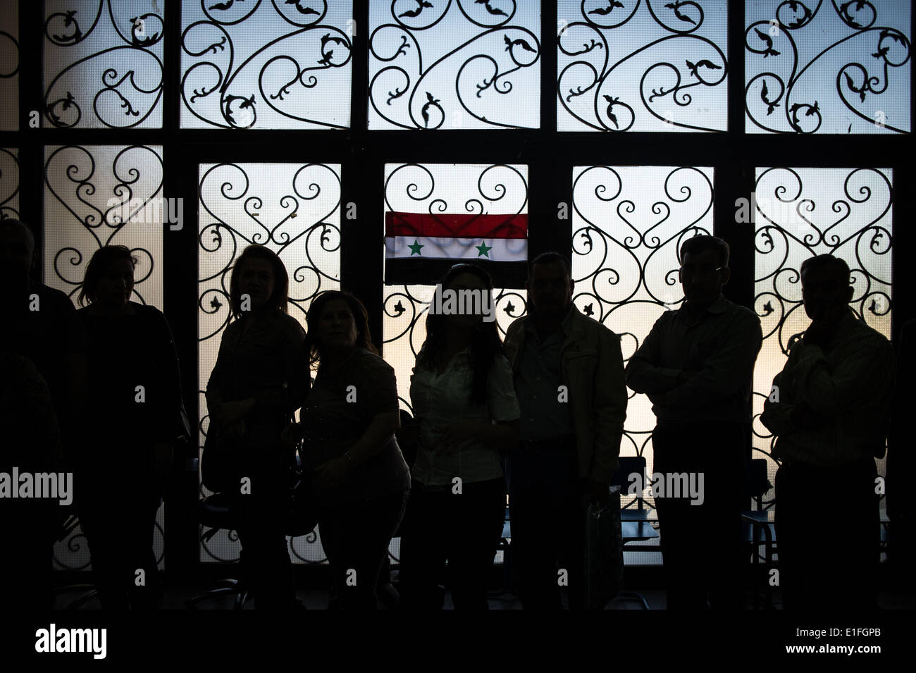 Homs, en Syrie. 3 juin, 2014. Les électeurs syriens à attendre en ligne à un bureau de scrutin de Homs, milieu de la Syrie, le 3 juin 2014. La Syrie le mardi a fêté son élection présidentielle, dans lequel les électeurs admissibles auront déposé leur bulletin de vote pour les trois candidats à la présidence, y compris le président sortant Bachar al-Assad. © Chaoyue Pan/Xinhua/Alamy Live News Banque D'Images