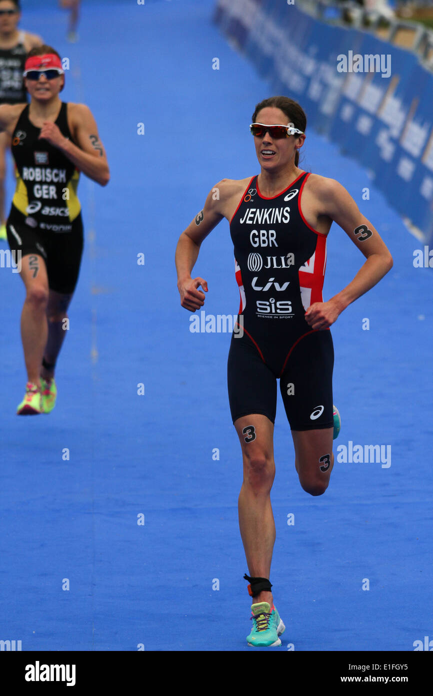 Helen Jenkins exécuter à la ligne d'arrivée lors de l'ITU Triathlon 2014 tenue à Londres Banque D'Images