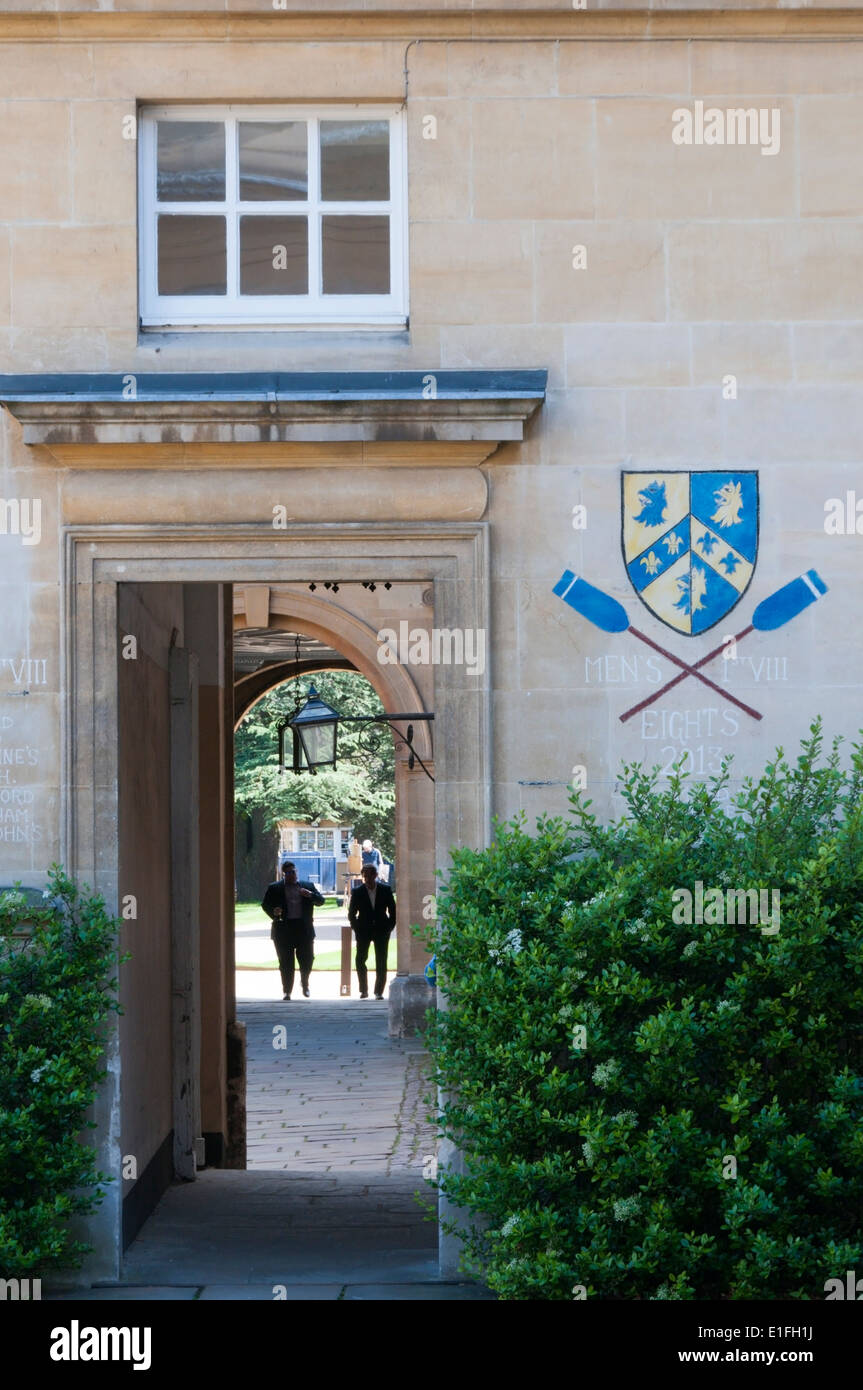 Palmarès de l'aviron à la craie sur un mur du jardin Quadrangle, Trinity College, Oxford. Banque D'Images