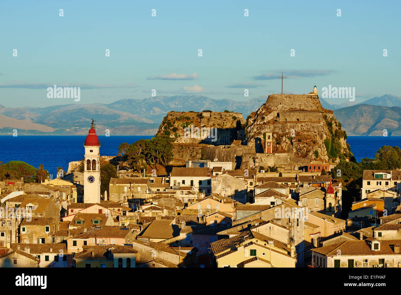 La Grèce, l'île Ionienne, l'île de Corfou, Corfou Ville, patrimoine mondial de l'UNESCO, l'ancienne forteresse et église d'Agios Spyridon Banque D'Images