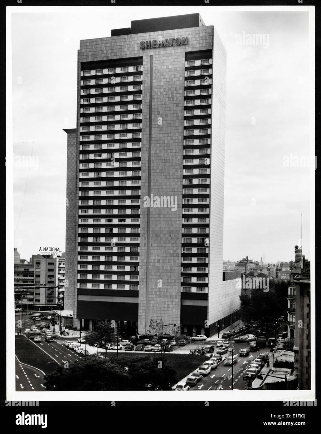 L'hôtel Sheraton de Lisbonne est un hôtel emblématique de la ville, capturé par Horácio Novais. Connu pour son design moderne et ses chambres de luxe, l'hôtel représente le secteur hôtelier haut de gamme de Lisbonne. Banque D'Images