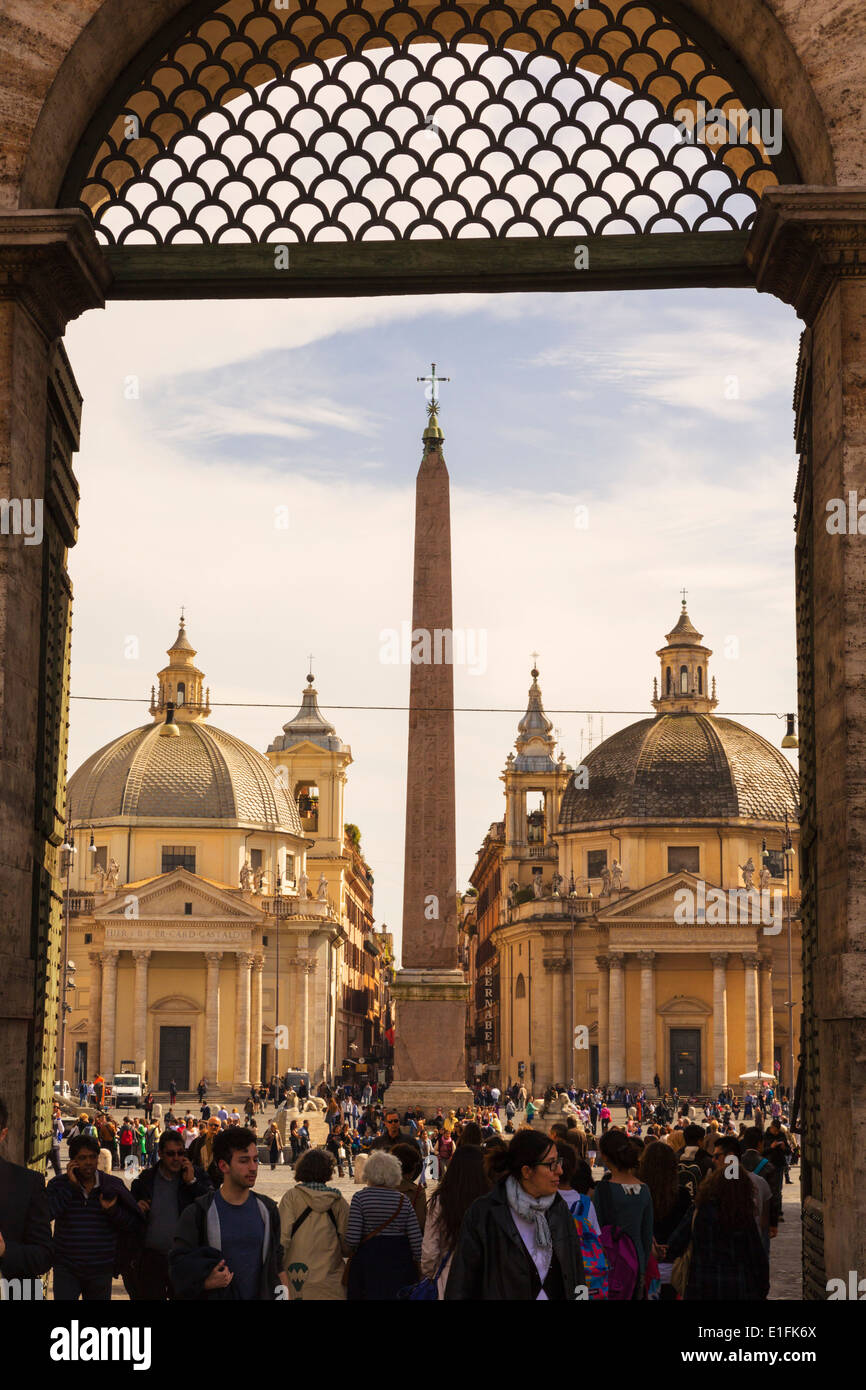 Rome, Italie. La Piazza del Popolo avec ses deux églises vu par la Porta del Popolo. Banque D'Images