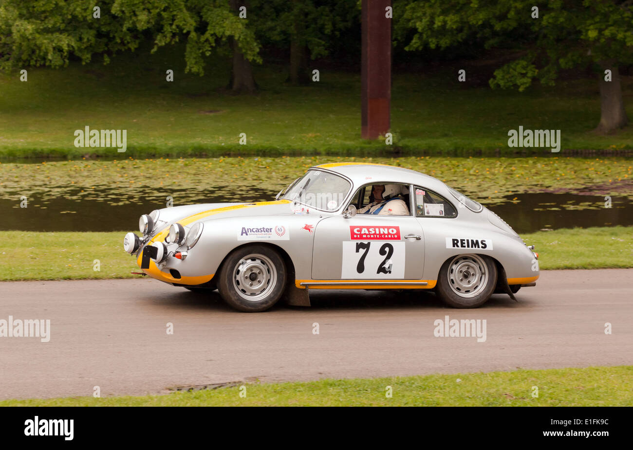 Un 1962 Porsche 356, en compétition dans la course de Sprint en 2014 Motorsport à l'endroit. Banque D'Images