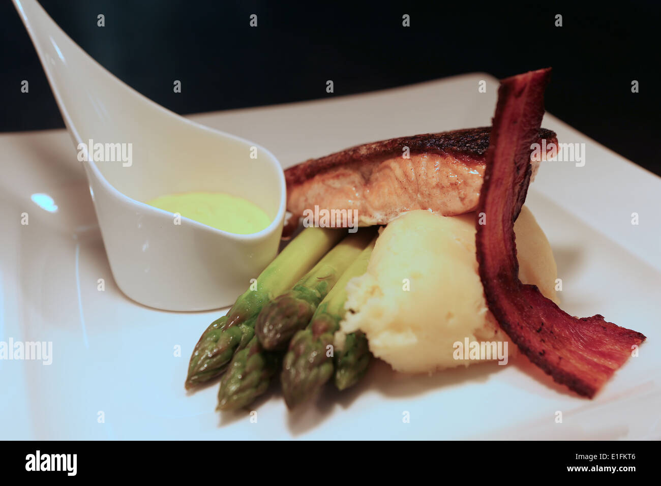 Purée de pomme de terre saumon photographie alimentaire bacon sauce asperges recette alimentaire Banque D'Images