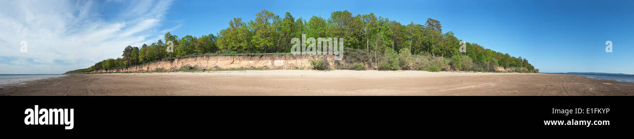 Plage de sable de l'île sur le fleuve, panorama Banque D'Images