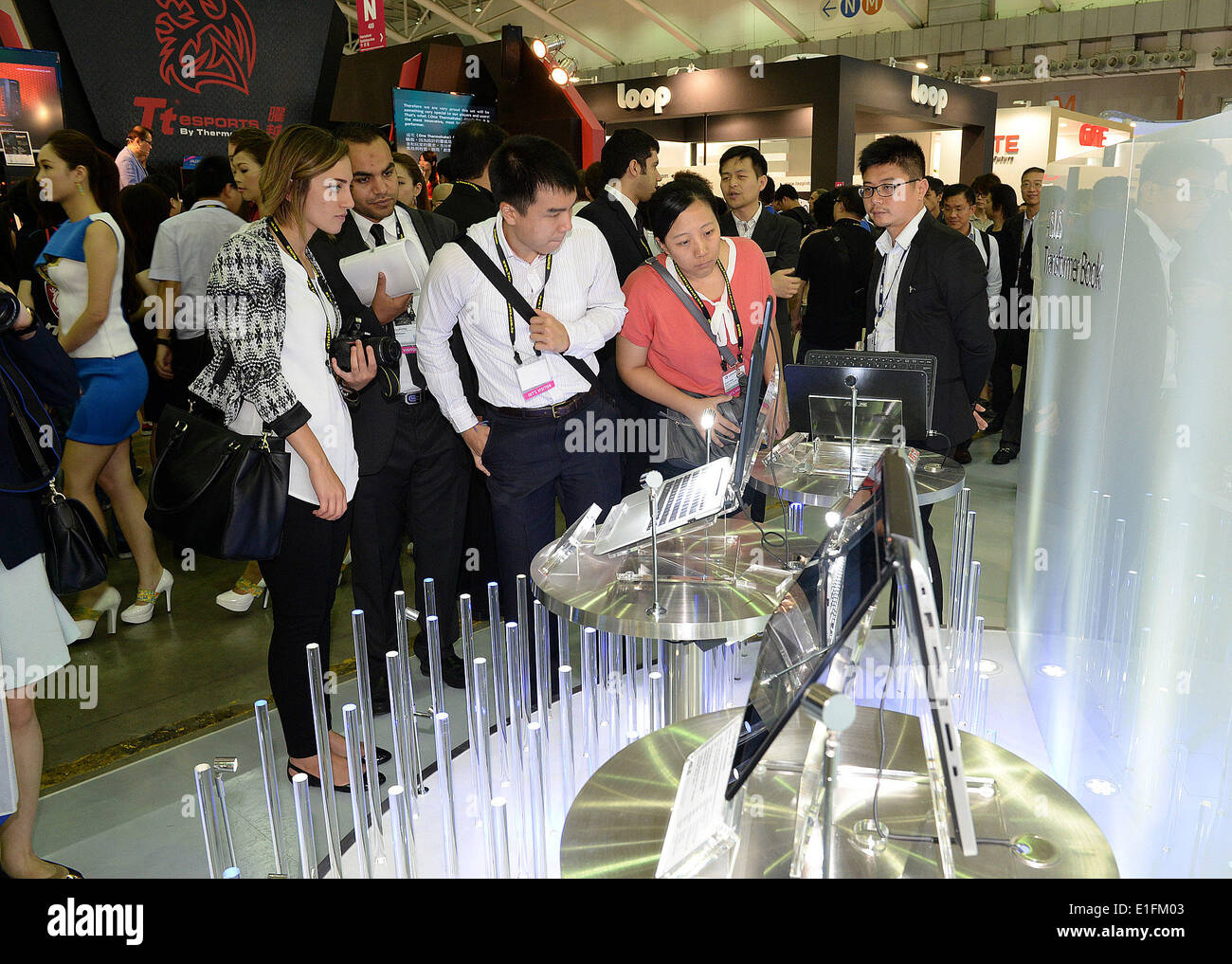 Taipei. 3 juin, 2014. Les visiteurs regarder ordinateurs bloc-notes affichées à l 2014 Computex Taipei, un réseau international d'information et des communications (TIC) montrent, à Taipei, Taiwan du sud-est de la Chine, le 3 juin 2014. COMPUTEX Taipei est le plus grand salon des TIC en Asie. Cette année, le salon Computex Taipei, ouverture le dimanche, a attiré plus de 1 700 exposants, avec l'estimation du nombre de visiteurs de plus de 130 000. Afin de traiter des milliards de dollars des États-Unis sera également prévu au cours de l'événement de cinq jours. © Il Junchang/Xinhua/Alamy Live News Banque D'Images