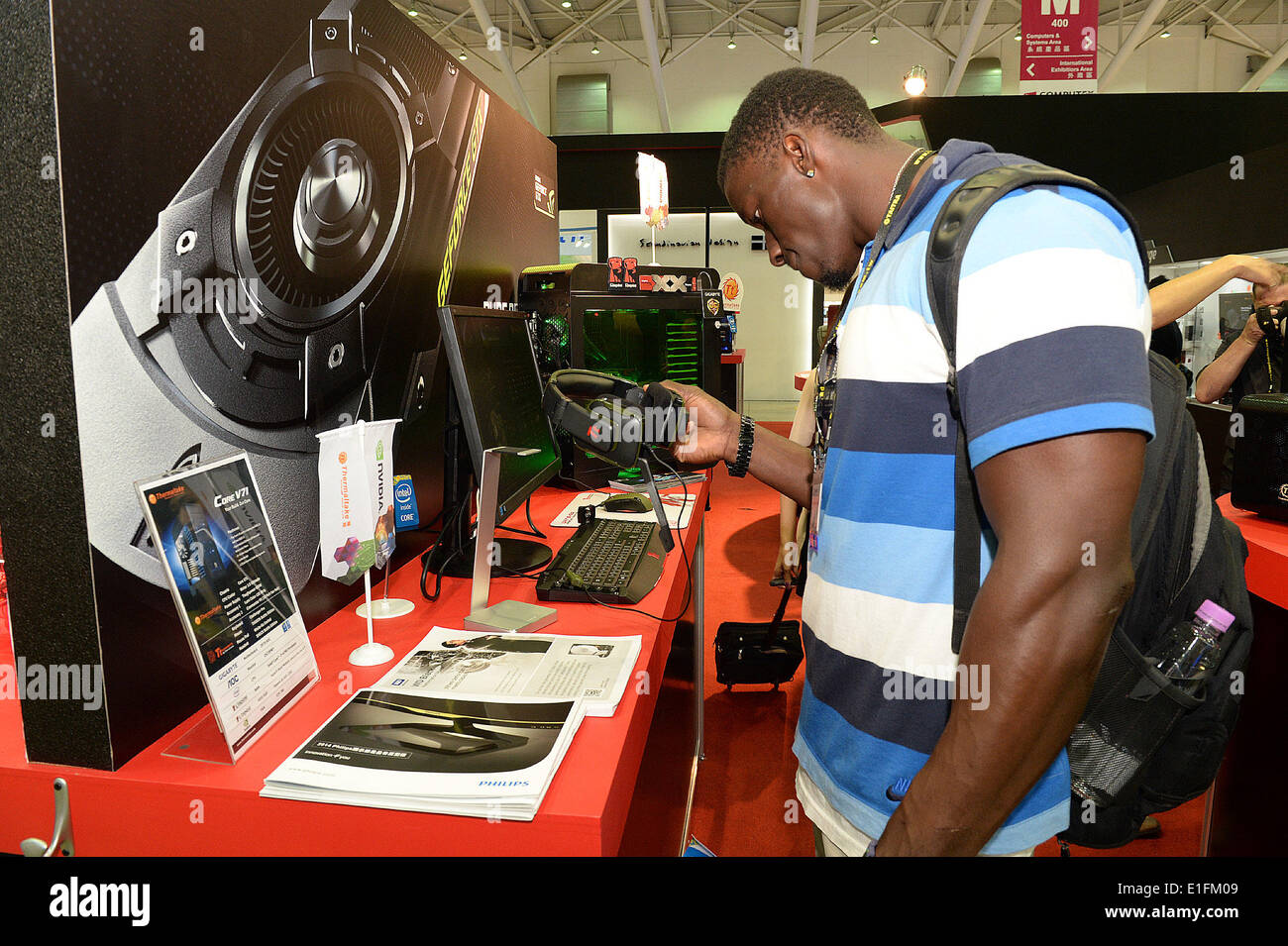 Taipei. 3 juin, 2014. Un visiteur regarde une affiche au casque 2014 Computex Taipei, un réseau international d'information et des communications (TIC) montrent, à Taipei, Taiwan du sud-est de la Chine, le 3 juin 2014. COMPUTEX Taipei est le plus grand salon des TIC en Asie. Cette année, le salon Computex Taipei, ouverture le dimanche, a attiré plus de 1 700 exposants, avec l'estimation du nombre de visiteurs de plus de 130 000. Afin de traiter des milliards de dollars des États-Unis sera également prévu au cours de l'événement de cinq jours. © Il Junchang/Xinhua/Alamy Live News Banque D'Images