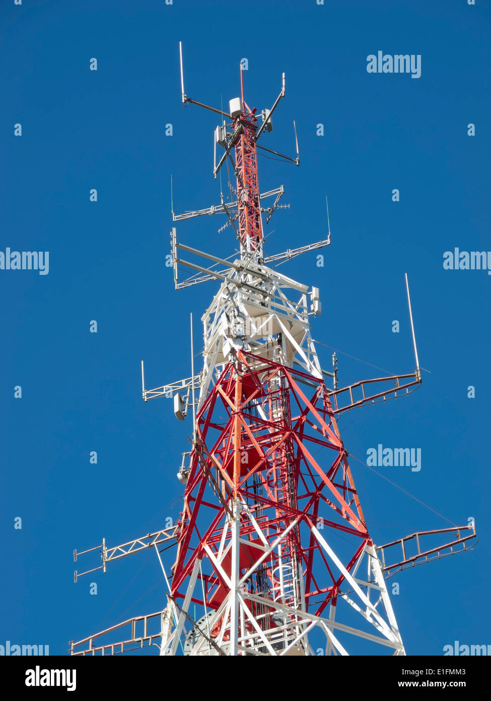 Vaste complexe de l'antenne de télécommunications Banque D'Images