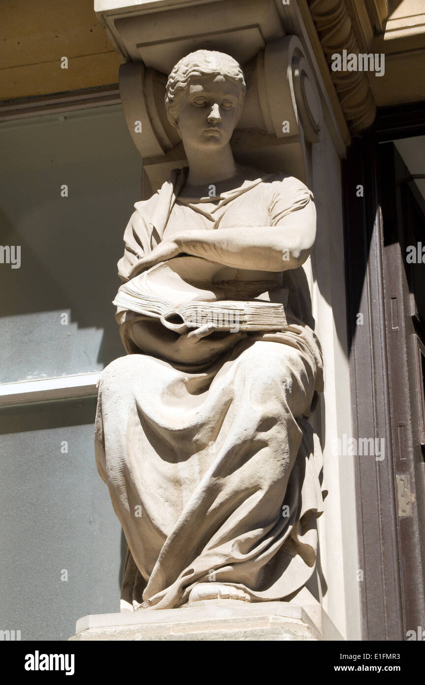 Statue à côté de la porte de l'ancienne bibliothèque, la Hayes, Cardiff. Banque D'Images Statue à côté de la porte de l'ancienne bibliothèque, la Hayes, Cardiff. Banque D'Images