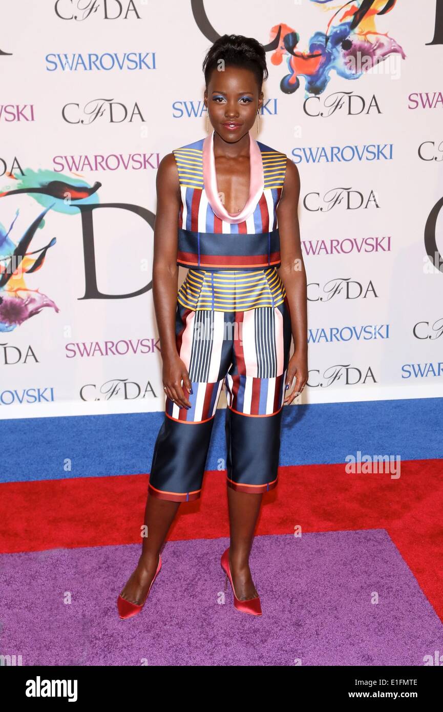 Lupita Nyong'o au niveau des arrivées pour 2014 CFDA Fashion Awards, Alice Tully Hall au Lincoln Center, New York, NY 2 juin 2014. Photo par : Andres Otero/Everett Collection Banque D'Images