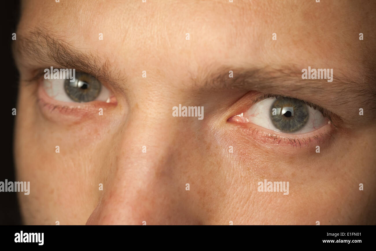 La photo en gros plan de l'homme de race blanche yeux Banque D'Images