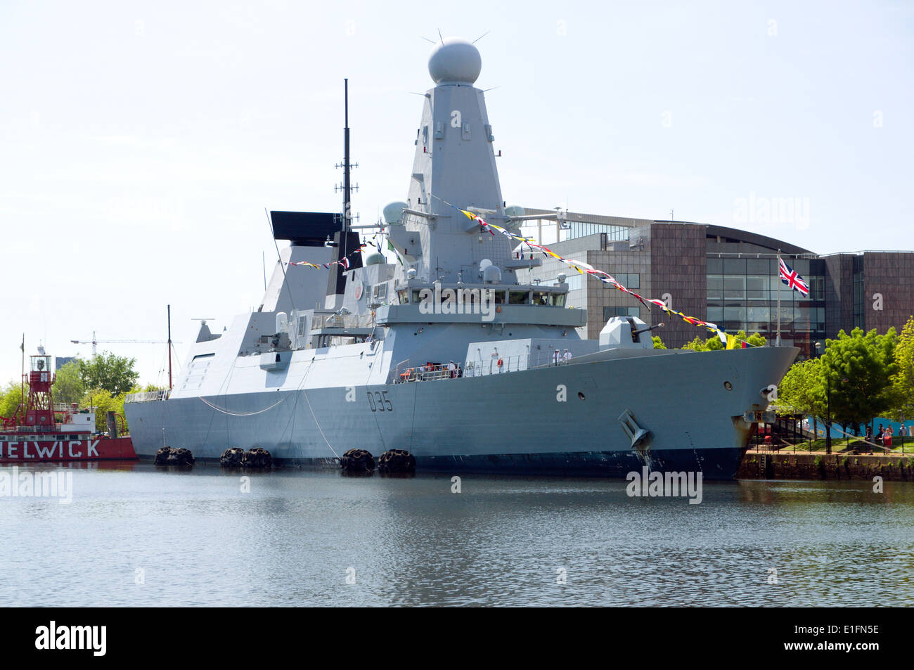 Le HMS Dragon Type 45 destroyer de défense aérienne, amarré dans le bassin de Roath, la baie de Cardiff, Pays de Galles, Royaume-Uni. Banque D'Images