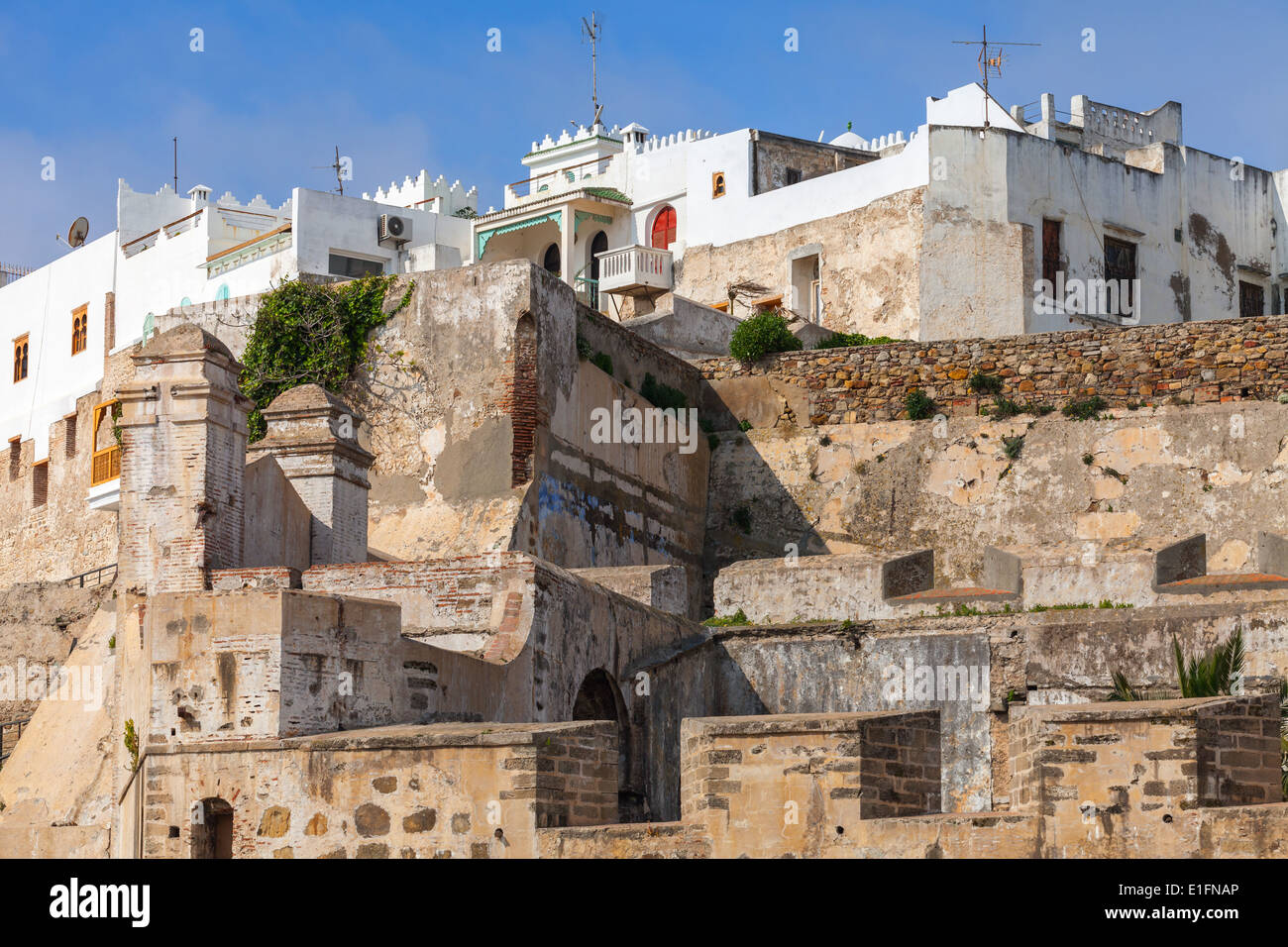 Ancienne forteresse et vivant dans des maisons anciennes, Medina Tanger, Maroc Banque D'Images