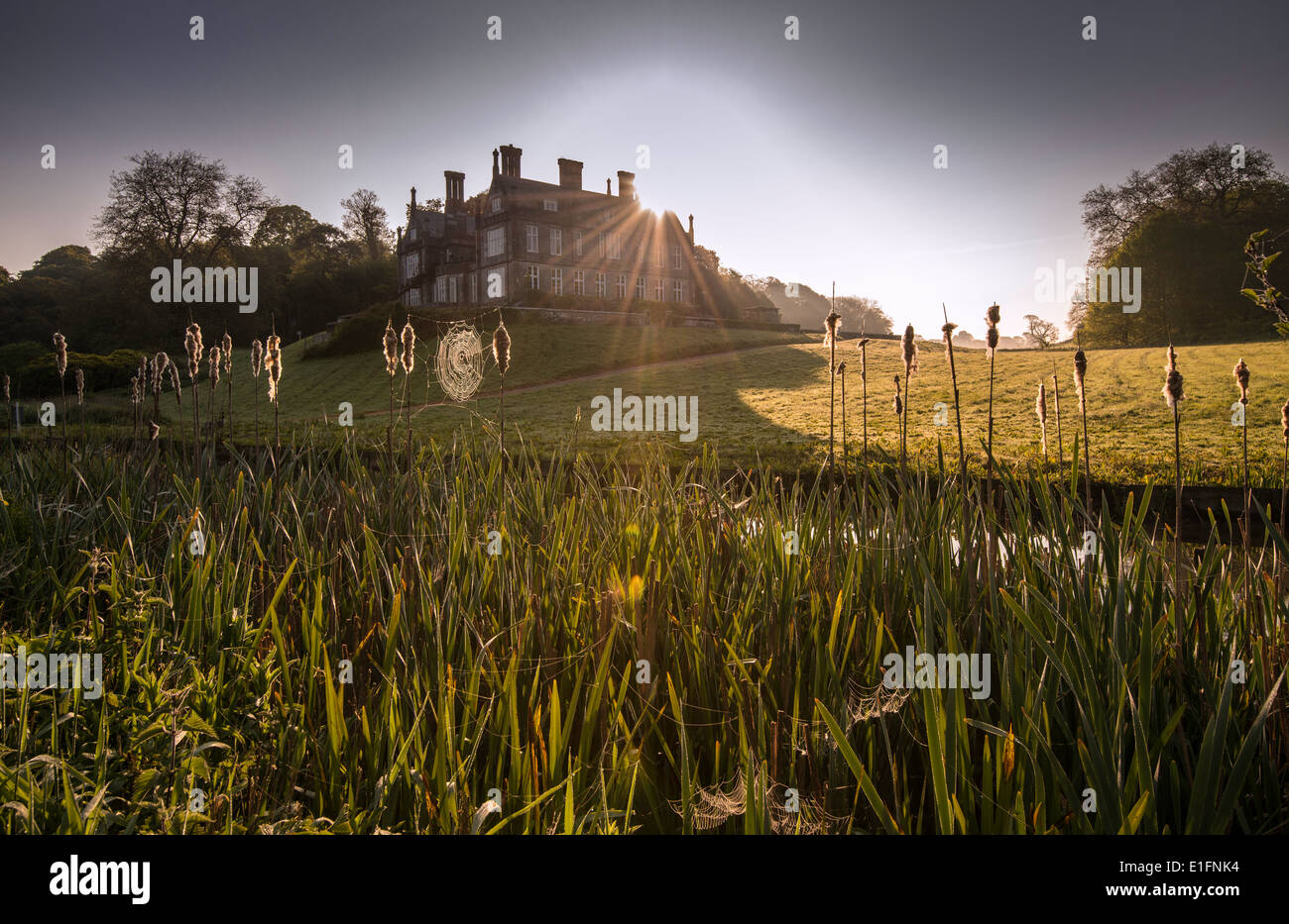 Country House Hotel à l'aube dans un parc avec lac, près du village de Brixton, Devon, Angleterre Royaume-uni Banque D'Images