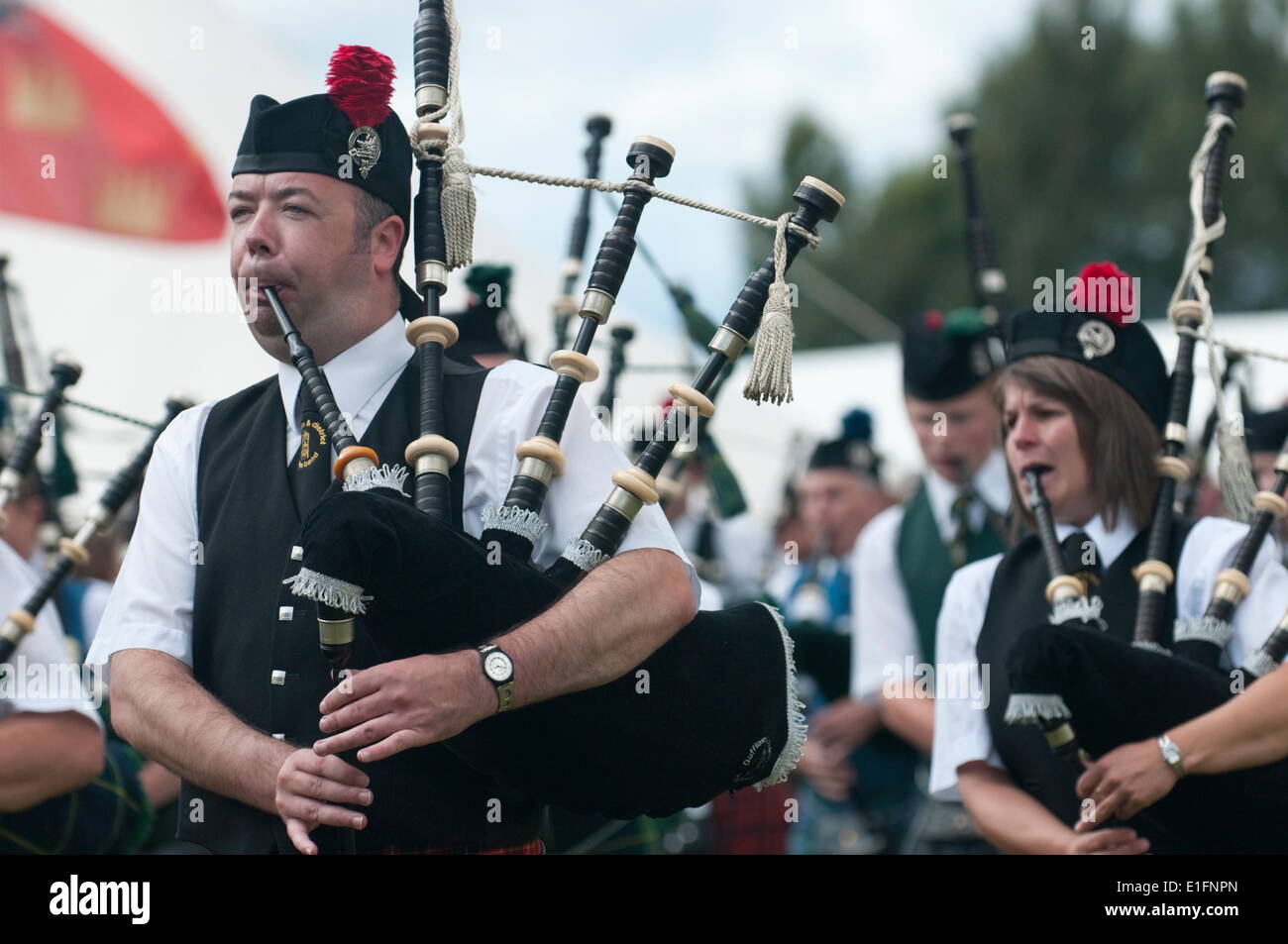 Les cornemuseurs de Dufftown and District Pipe Band, Abernethy Highland Games tenue à Nethy Bridge Inverness Shire, Ecosse, Royaume-Uni Banque D'Images