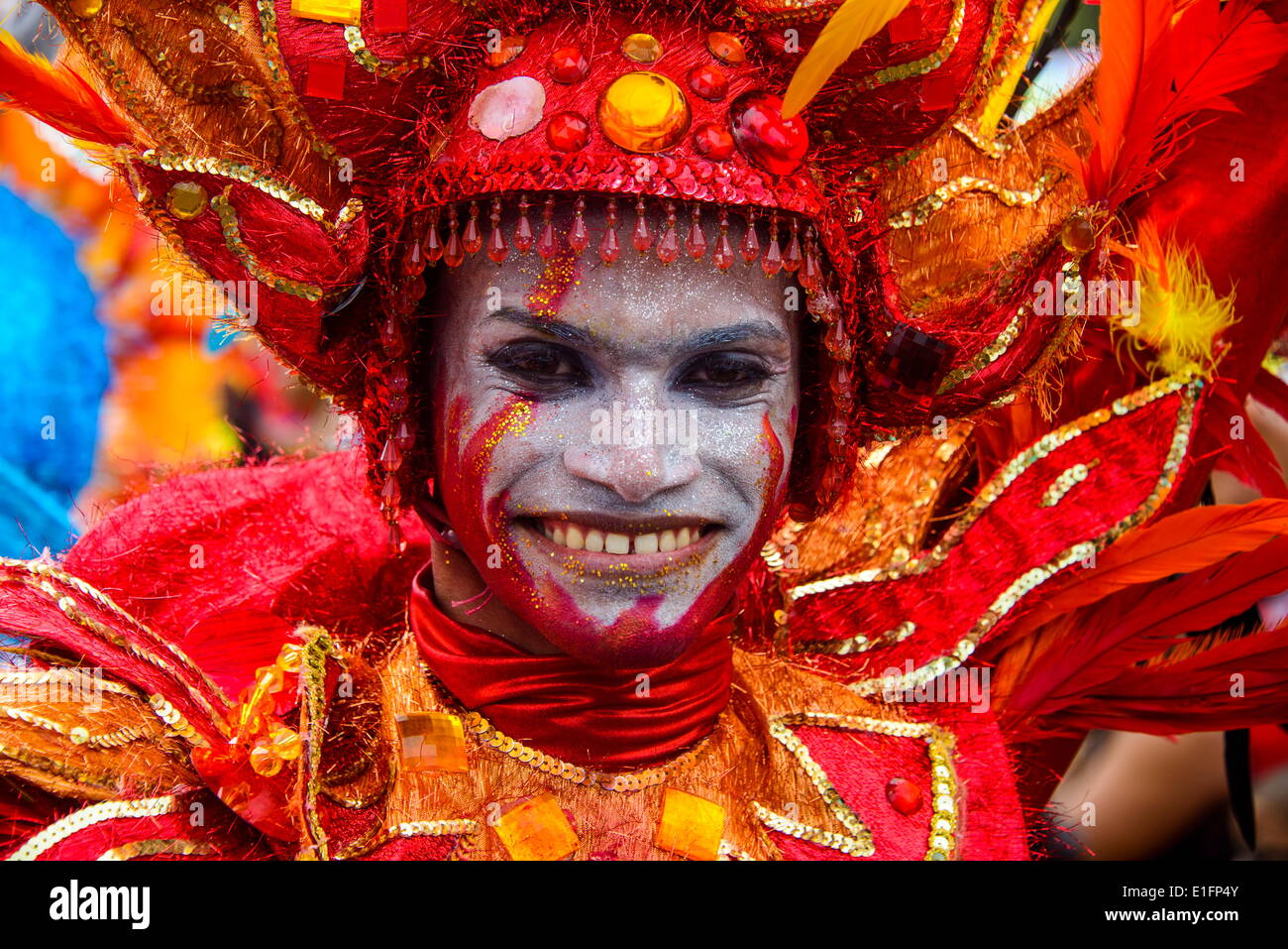 L'homme vêtu de couleurs vives, Carneval à Santo Domingo, République dominicaine, Antilles, Caraïbes, Amérique Centrale Banque D'Images