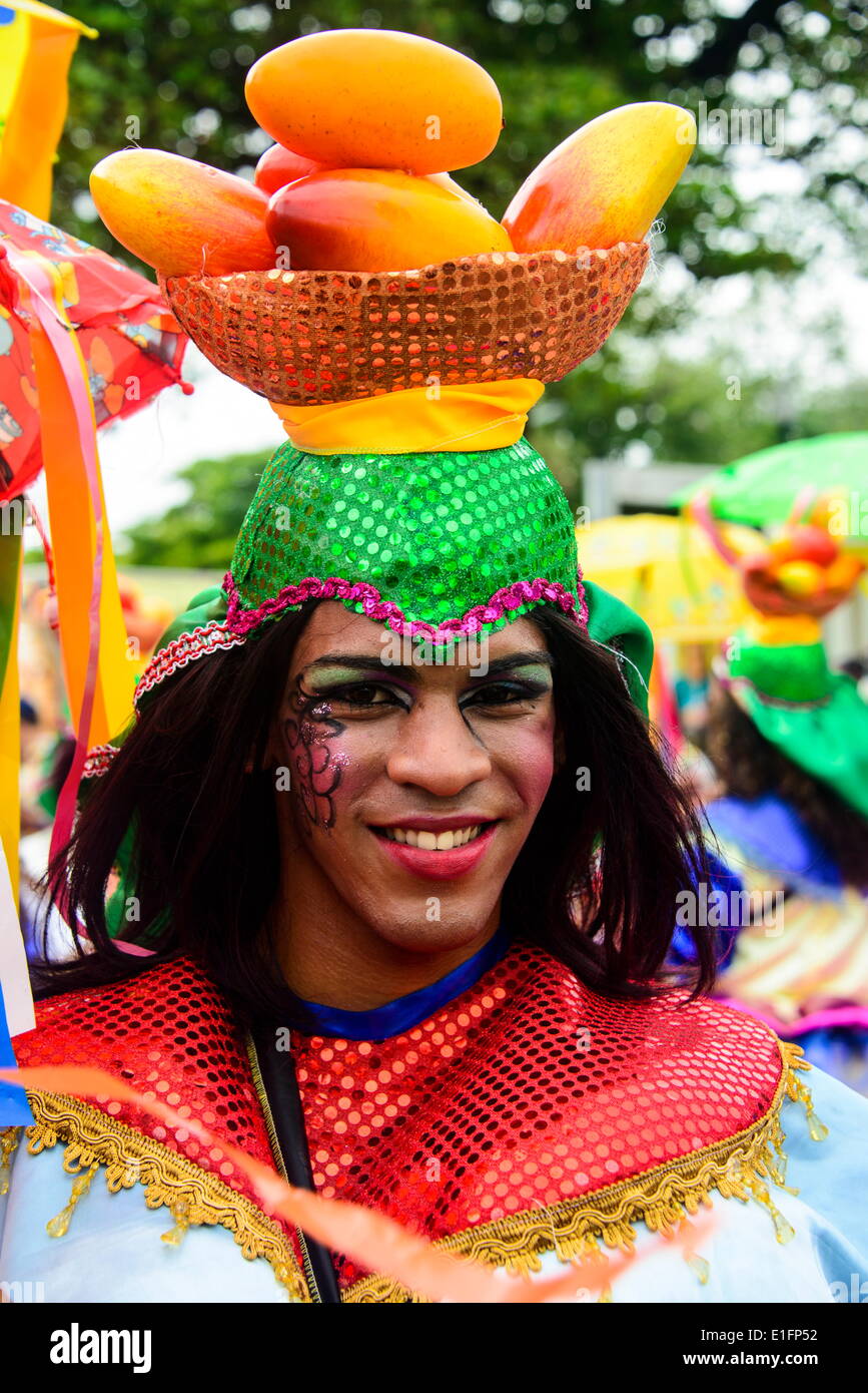 Habillé de couleurs vives dans le carnaval à Santo Domingo, République dominicaine, Antilles, Caraïbes, Amérique Centrale Banque D'Images