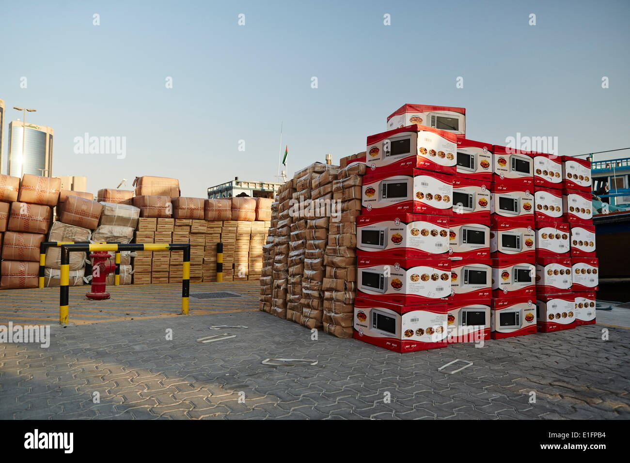 Port de libre-échange la Crique de Dubaï, de biens allant de chewing-gum pour les pneus de voiture, Dubaï, Émirats arabes unis, Moyen Orient Banque D'Images