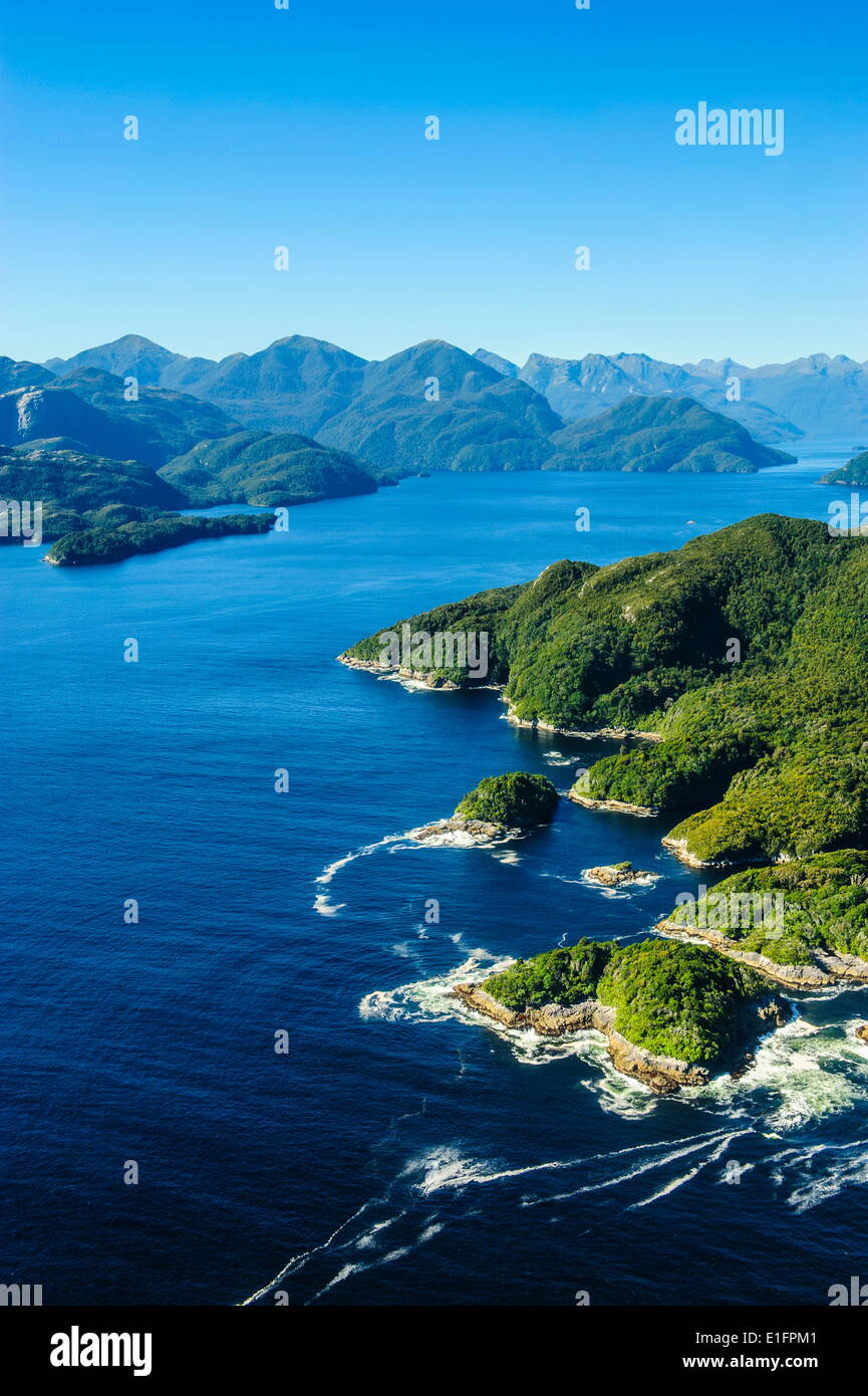 D'un fjord immense antenne dans Parc National de Fiordland, Site du patrimoine mondial de l'UNESCO, l'île du Sud, Nouvelle-Zélande, Pacifique Banque D'Images