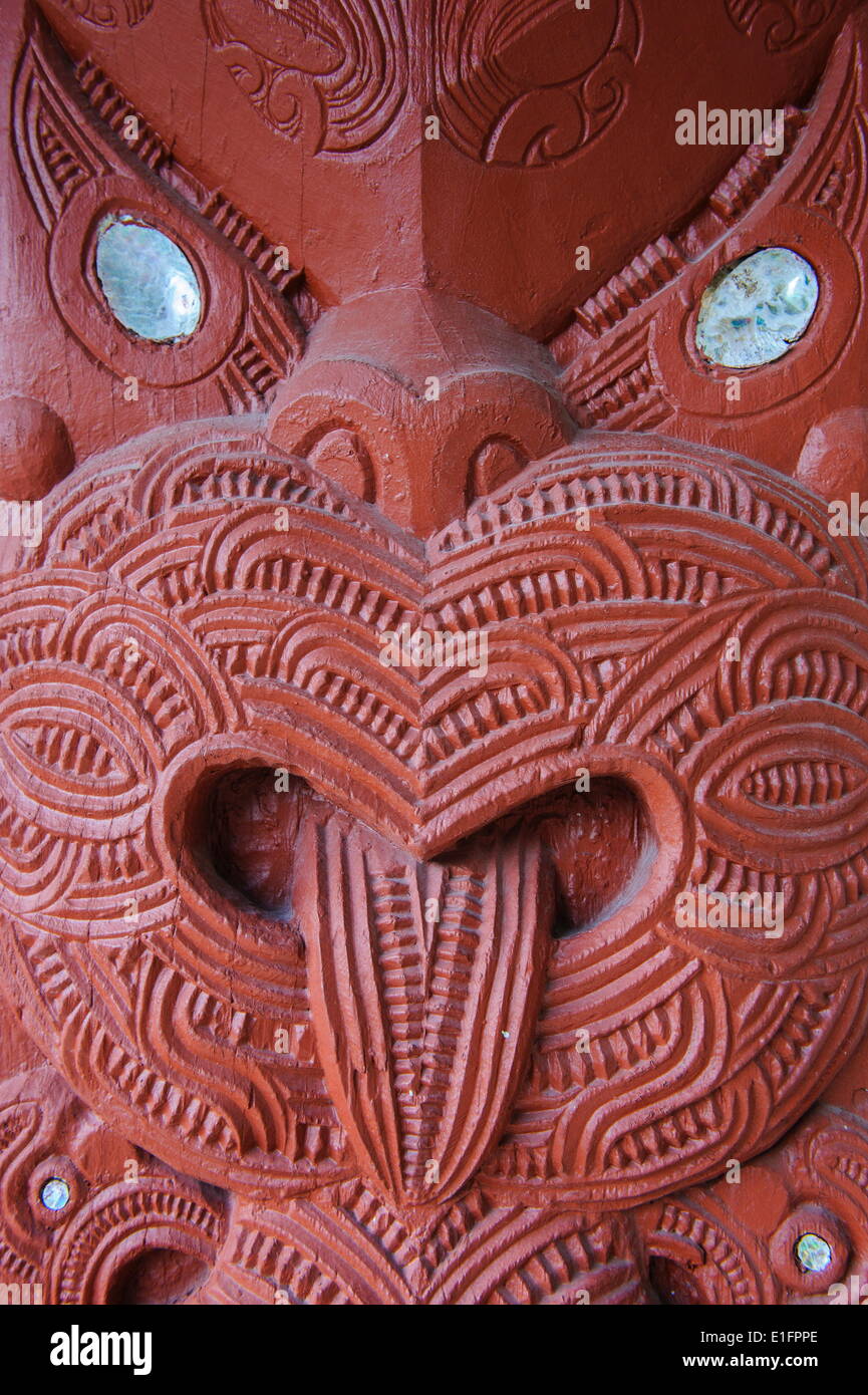 Masque sculpté en bois traditionnel dans le centre culturel maori Te Puia, Rotorura, île du Nord, Nouvelle-Zélande, Pacifique Banque D'Images