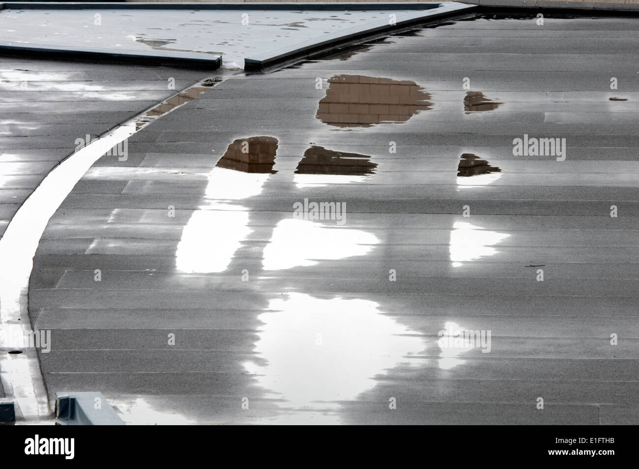 Toit plat de la REP Theatre avec les flaques, Birmingham, UK Banque D'Images