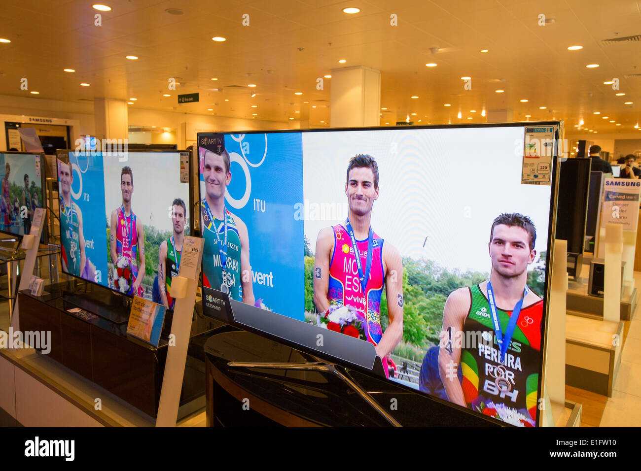 Grande télévision écran plat est à vendre dans le magasin John Lewis à Leicester, Royaume-Uni. Banque D'Images
