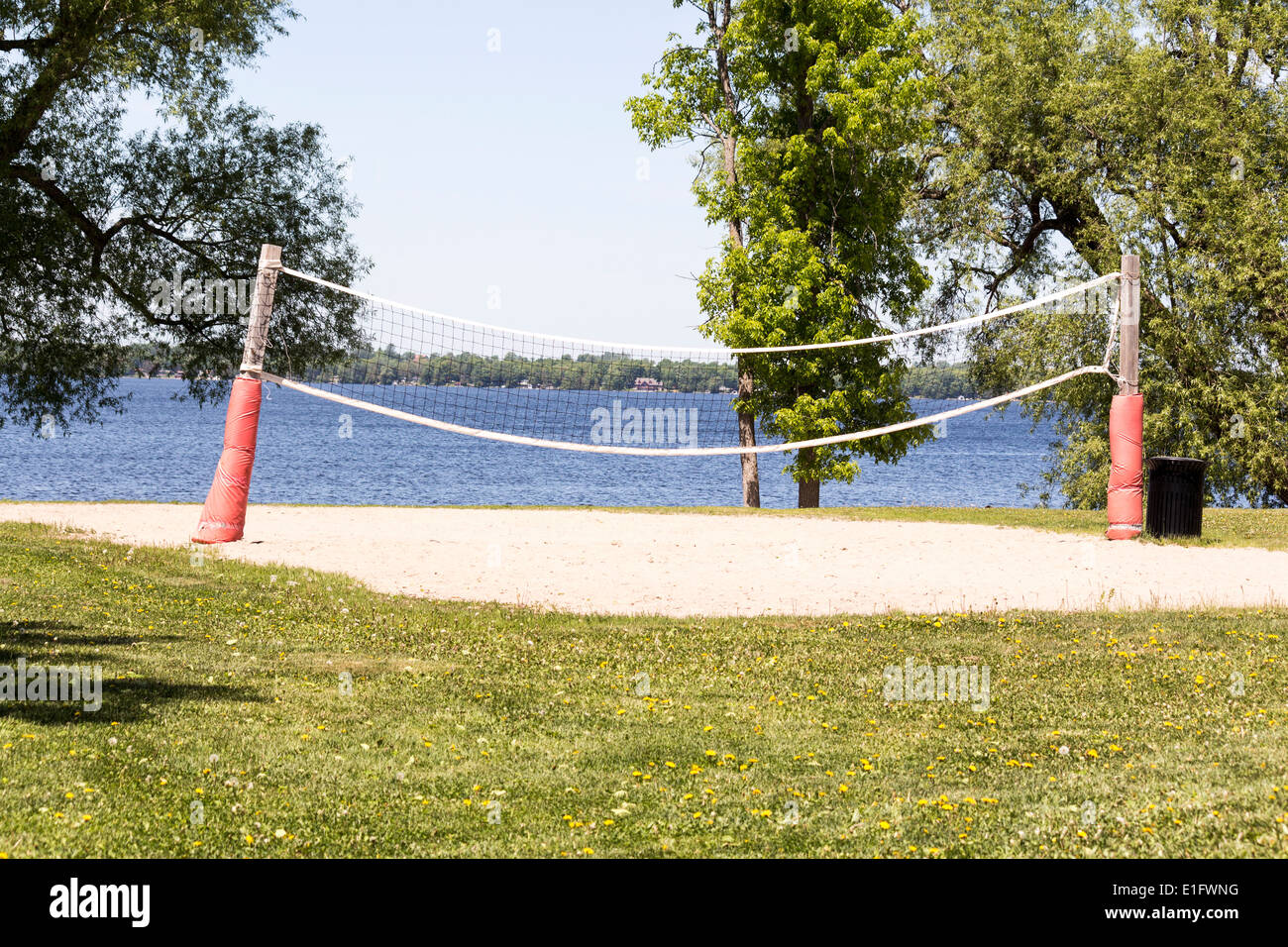 Vide de beach-volley en face de Cameron Lake dans la région de Fenelon Falls, Ontario Banque D'Images