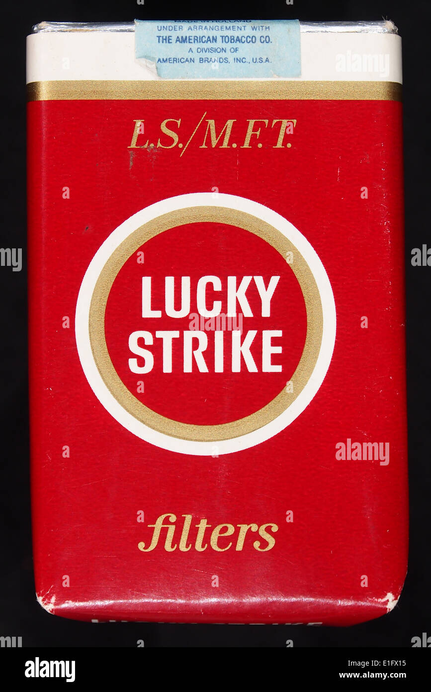 L'arrière d'un paquet de cigarettes Lucky Strike, présentant son design rouge et blanc emblématique. Lucky Strike est une marque de premier plan dans l'industrie du tabac depuis de nombreuses années. Banque D'Images L'arrière d'un paquet de cigarettes Lucky Strike, présentant son design rouge et blanc emblématique. Lucky Strike est une marque de premier plan dans l'industrie du tabac depuis de nombreuses années. Banque D'Images