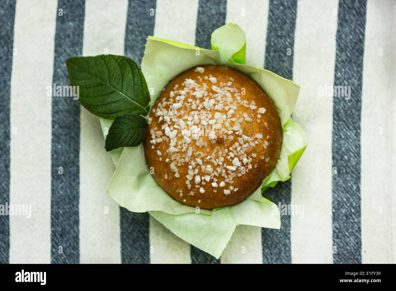 Vue de dessus de la brioche avec les feuilles de menthe Banque D'Images