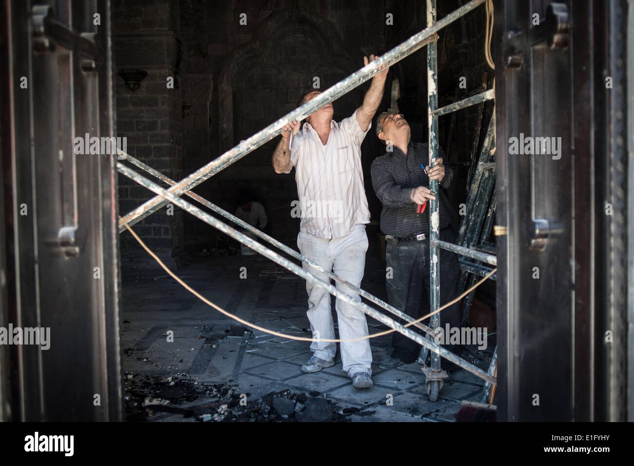 Homs, en Syrie. 3 juin, 2014. Deux travailleurs de rénover une église détruite dans la vieille ville de Homs, Syrie moyen, le 3 juin 2014. Le Comité supérieur de la magistrature, la Syrie a prolongé la période de scrutin présidentiel de cinq heures jusqu'à minuit le mardi, selon l'agence de presse officielle SANA. Source : Xinhua/Chaoyue Pan/Alamy Live News Banque D'Images