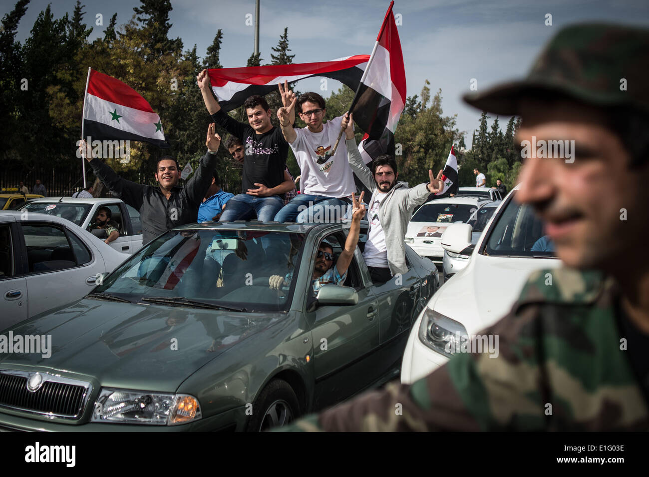 Damas, Syrie. 3 juin, 2014. Les partisans du candidat présidentiel syrien Bashar al-Assad poser pendant une marche à Damas, capitale de la Syrie, le 3 juin 2014. Le Comité supérieur de la magistrature, la Syrie a prolongé la période de scrutin présidentiel de cinq heures jusqu'à minuit le mardi, selon l'agence de presse officielle SANA. Source : Xinhua/Chaoyue Pan/Alamy Live News Banque D'Images