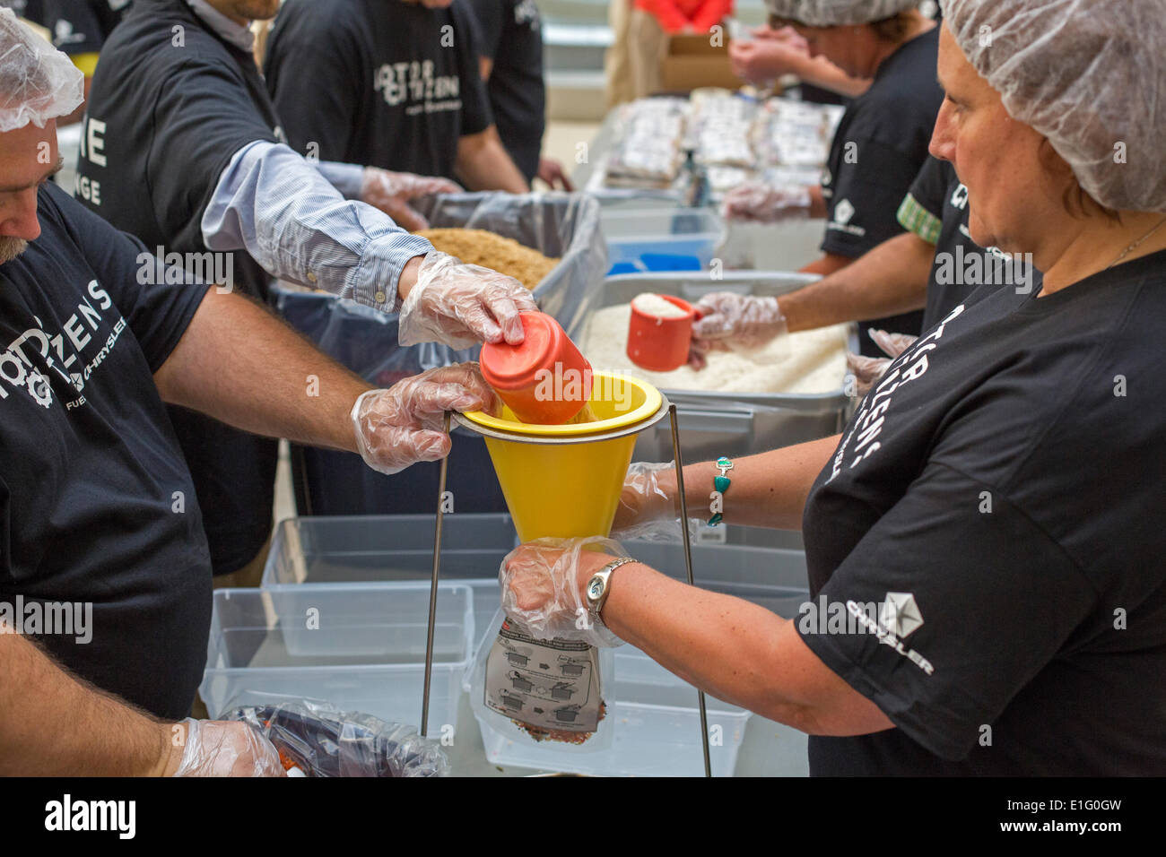 Auburn Hills, Michigan, USA. Chrysler employés bénévoles préparent des forfaits repas pour cesser la faim maintenant, un organisme de secours de la faim. Les aliments doivent être envoyées au Brésil à l'appui de programmes d'alimentation scolaire. Crédit : Jim West/Alamy Live News Banque D'Images