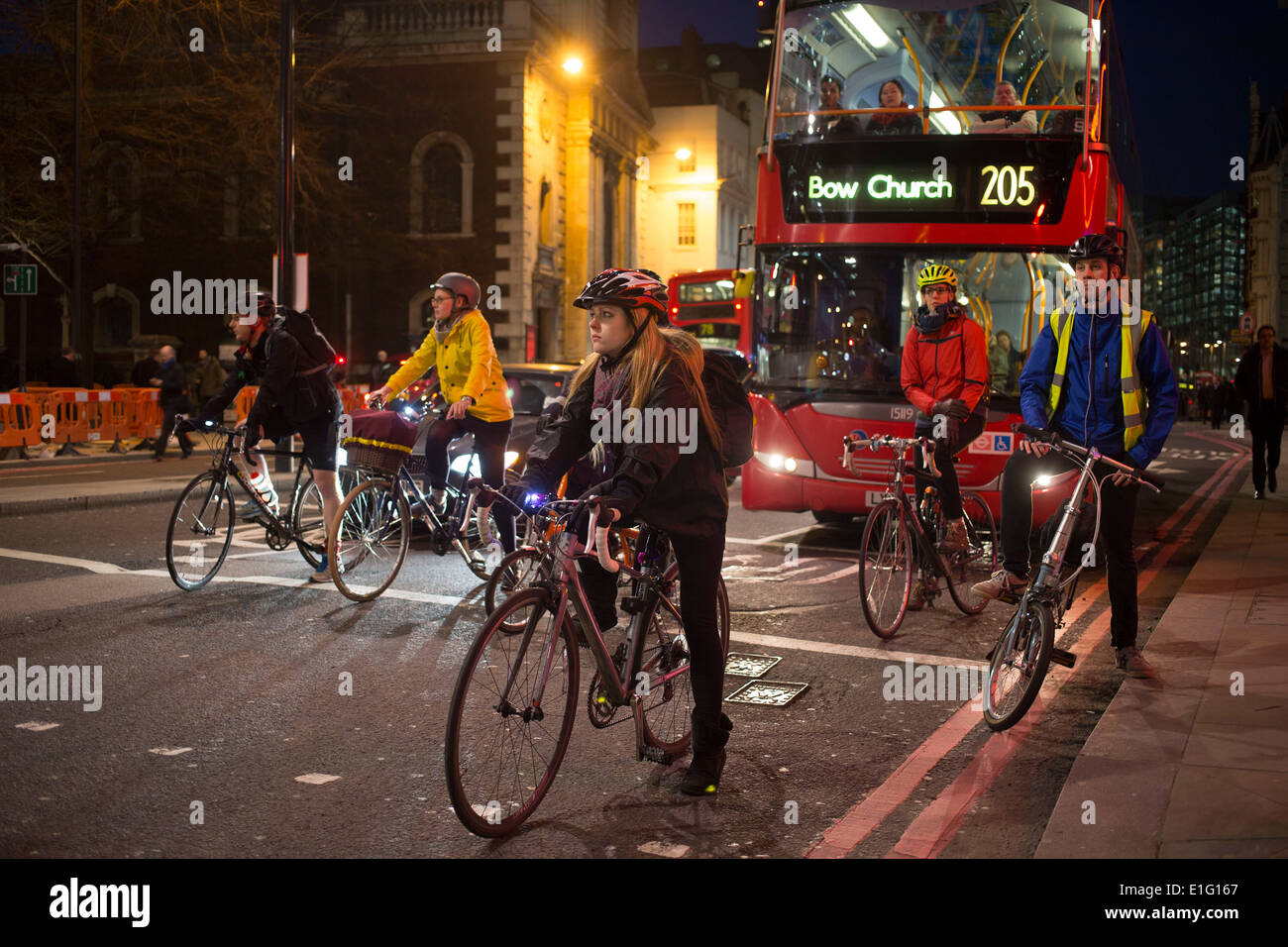 Les cyclistes l'attente aux feux de circulation dans la ville de Londres. Le vélo est devenu un mode de transport très populaire dans la capitale. UK Banque D'Images