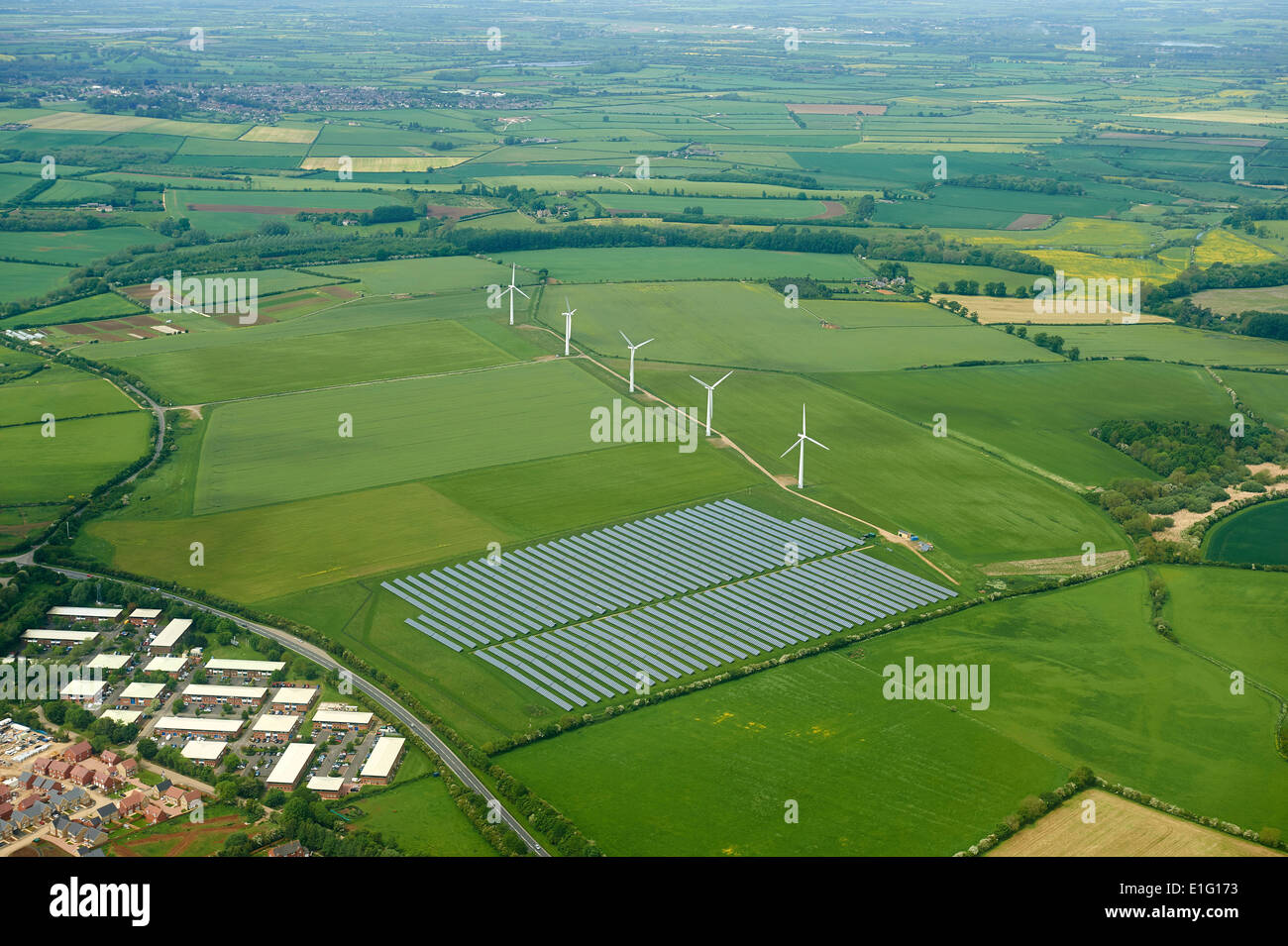 Ferme solaire à côté d'une ferme éolienne, Oxfordshire, UK Banque D'Images