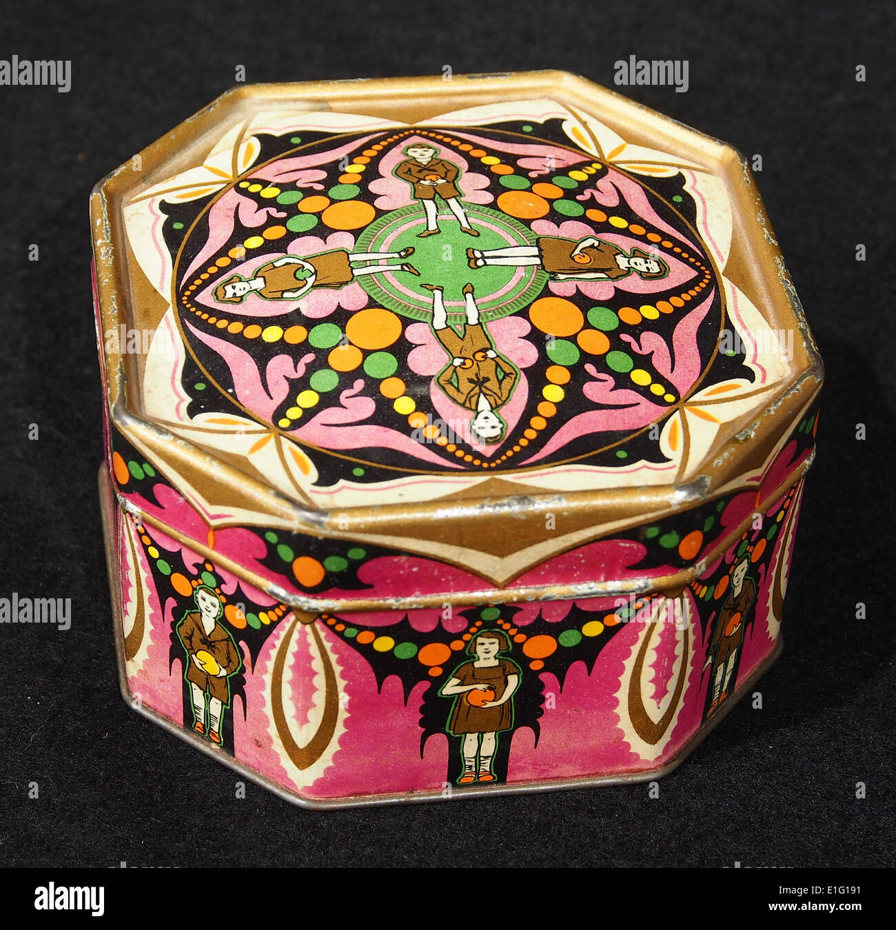 La boîte octogonale chocolatée Korffs est un récipient décoratif utilisé pour emballer des chocolats hollandais de haute qualité. Connu pour sa forme unique et ses chocolats haut de gamme, c’est un article populaire pour les cadeaux et les collectionneurs. Banque D'Images