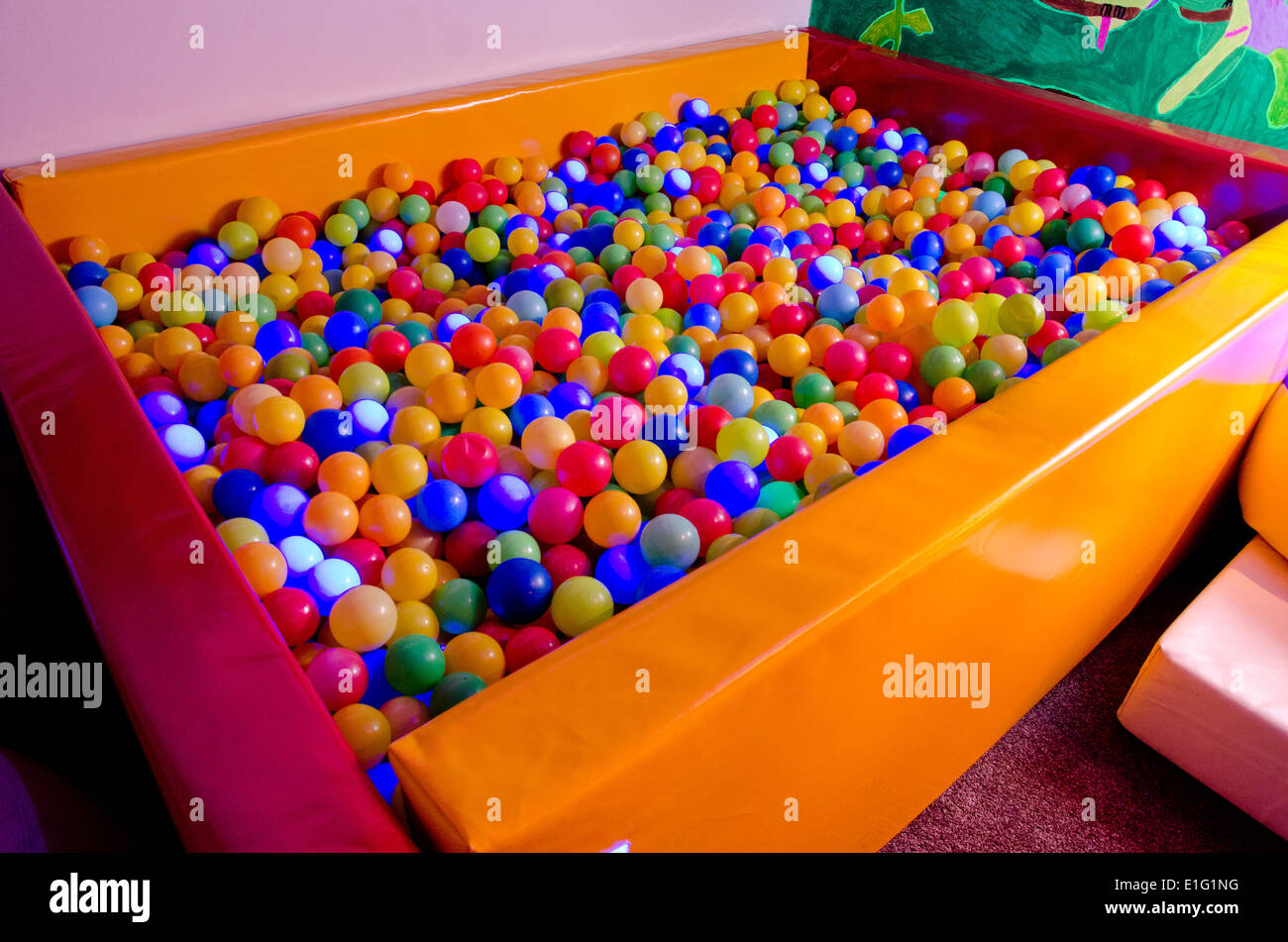 Piscine à balles de taille adultes handicapés sensoriels dans la charité -  la nuit (2/2 Photo Stock - Alamy
