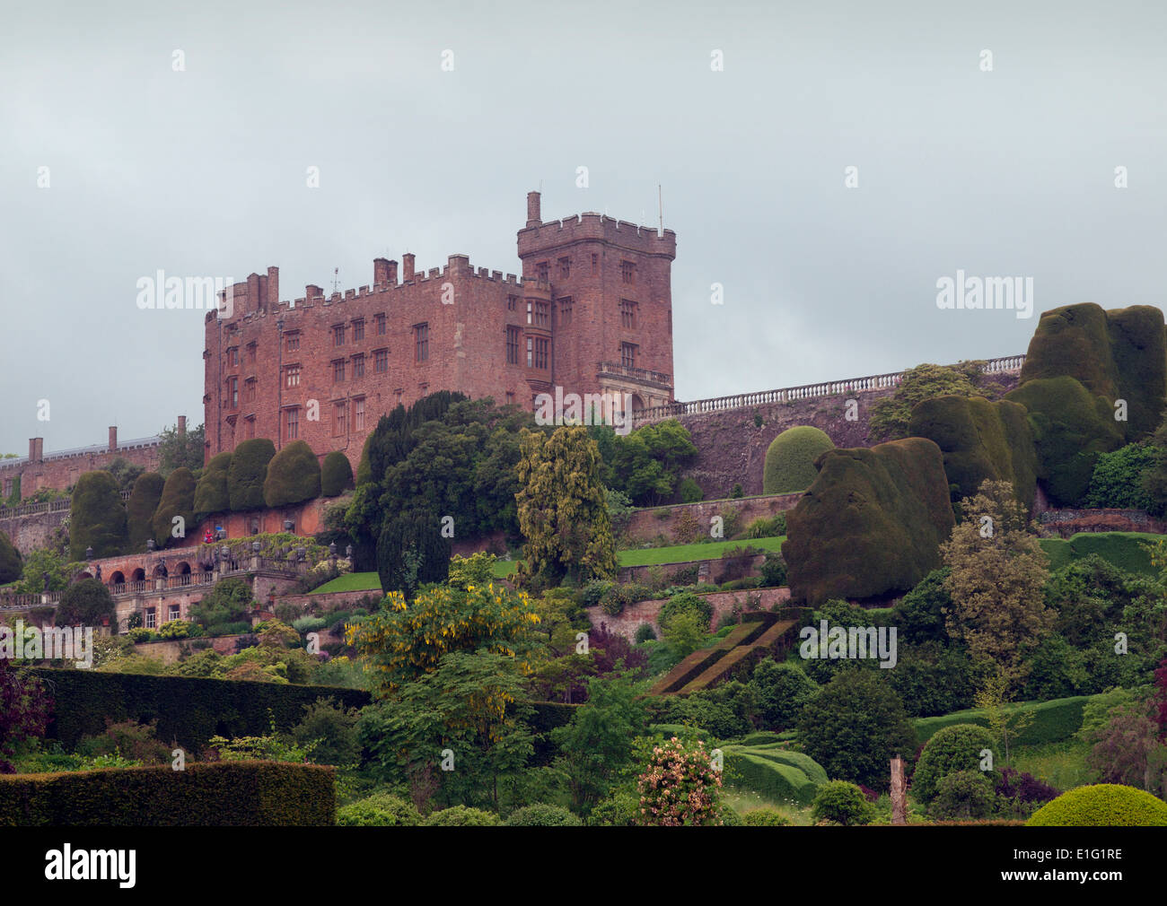 Château et jardins de Powys par temps humide Banque D'Images