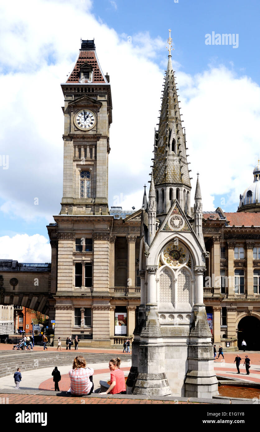 Chamberlain memorial à Chamberlain Square avec la tour de Birmingham museum and art gallery à l'arrière, Birmingham, UK Banque D'Images