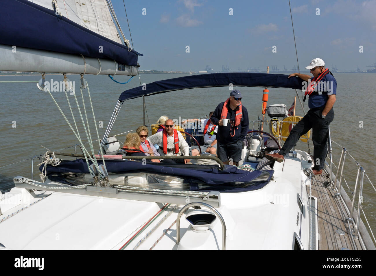 Bénéteau Océanis Clipper les navigateurs vikings 473 yacht de croisière voile bleu Viking au large de la côte Est, près de Harwich, Essex, UK Banque D'Images