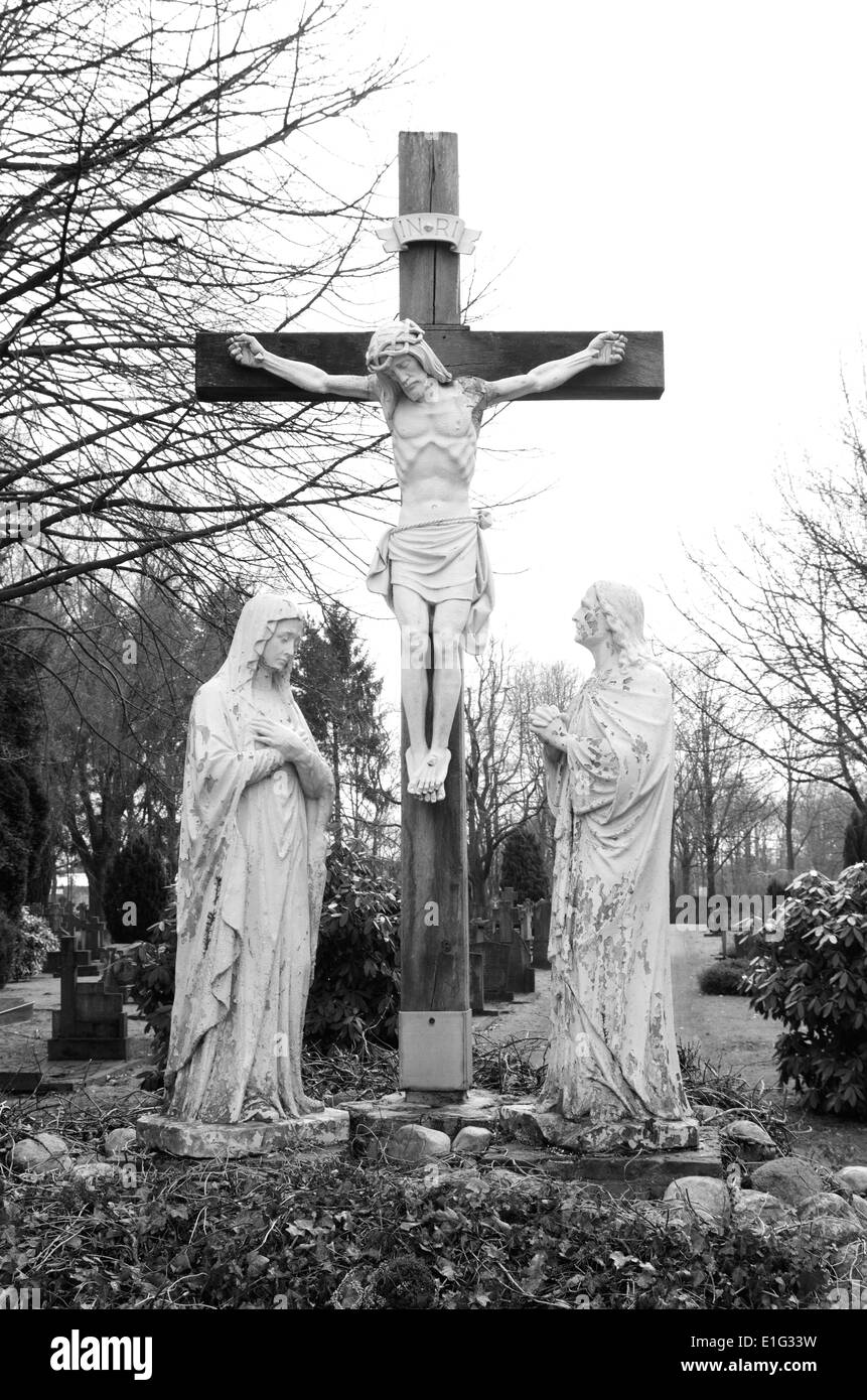 Jésus en croix statue sur un cimetière Banque D'Images