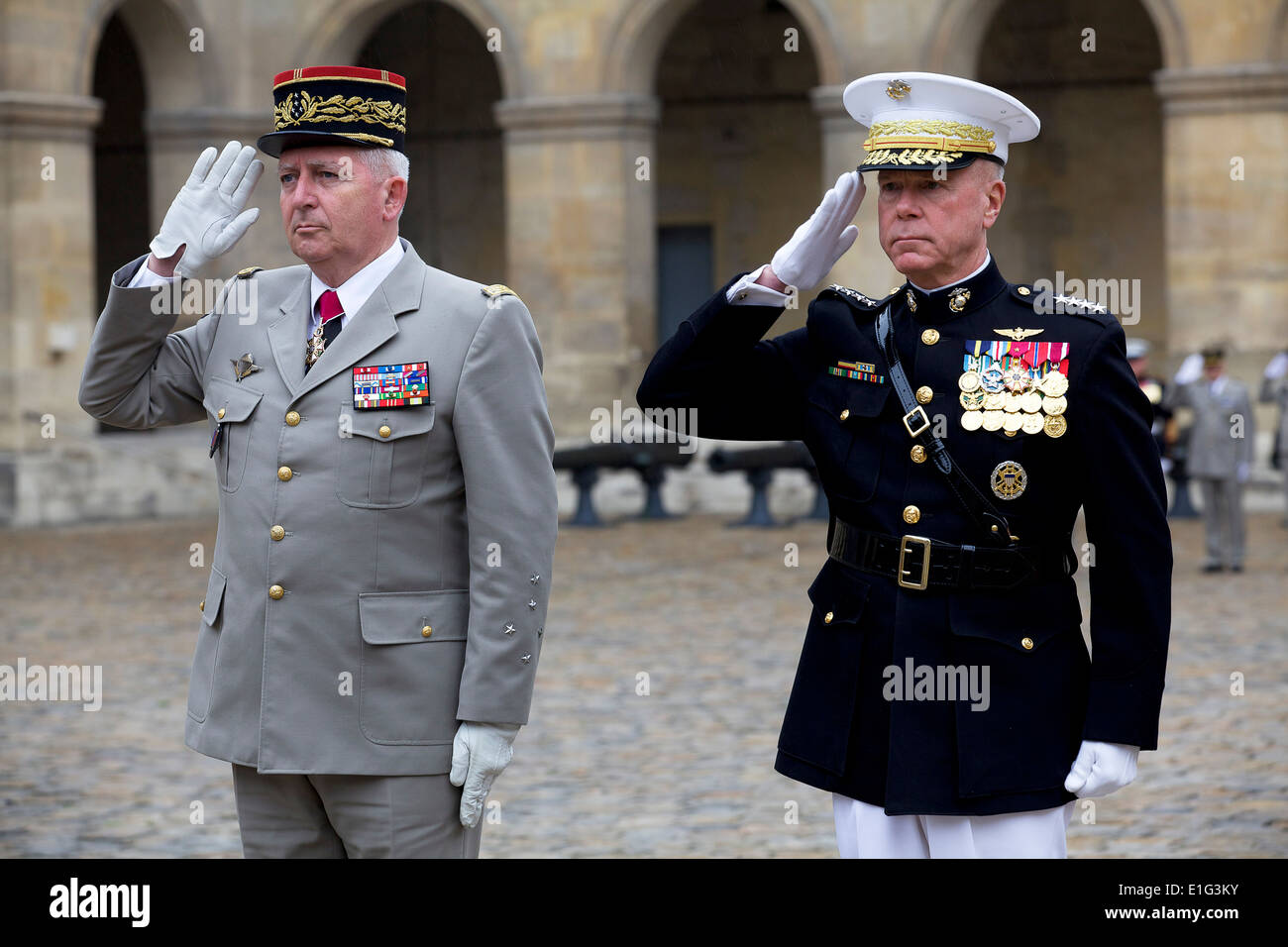 US Marine Corps Général James F. Amos, commandant de la Marine Corps, au cours d'une cérémonie de récompenses organisée par chef d'état-major de l'armée française, le général Bertrand Ract-Madoux, aux Invalides, le 26 mai 2014 à Paris, France. Banque D'Images